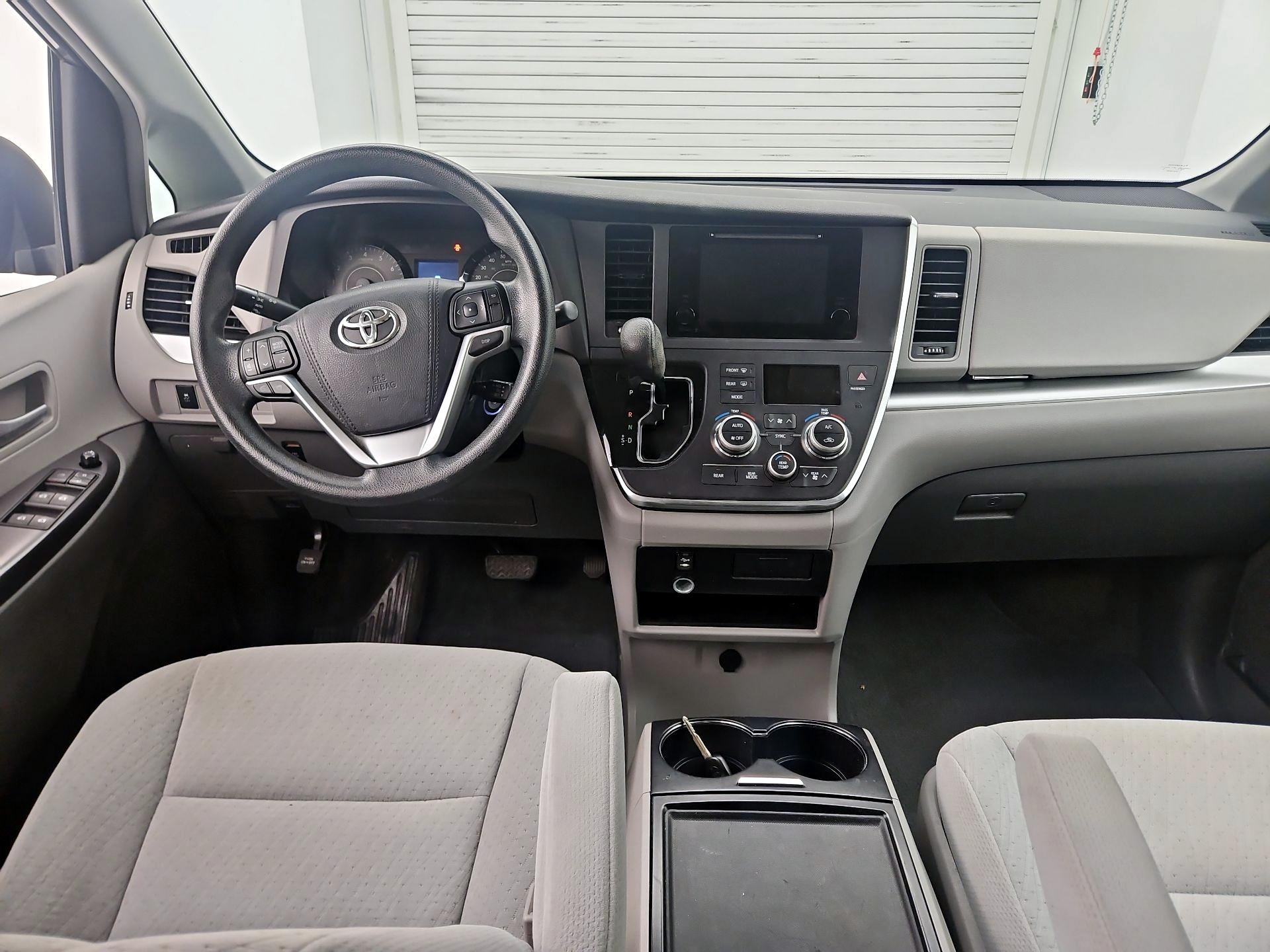 Thumbnail: 2015 Toyota Sienna - 9