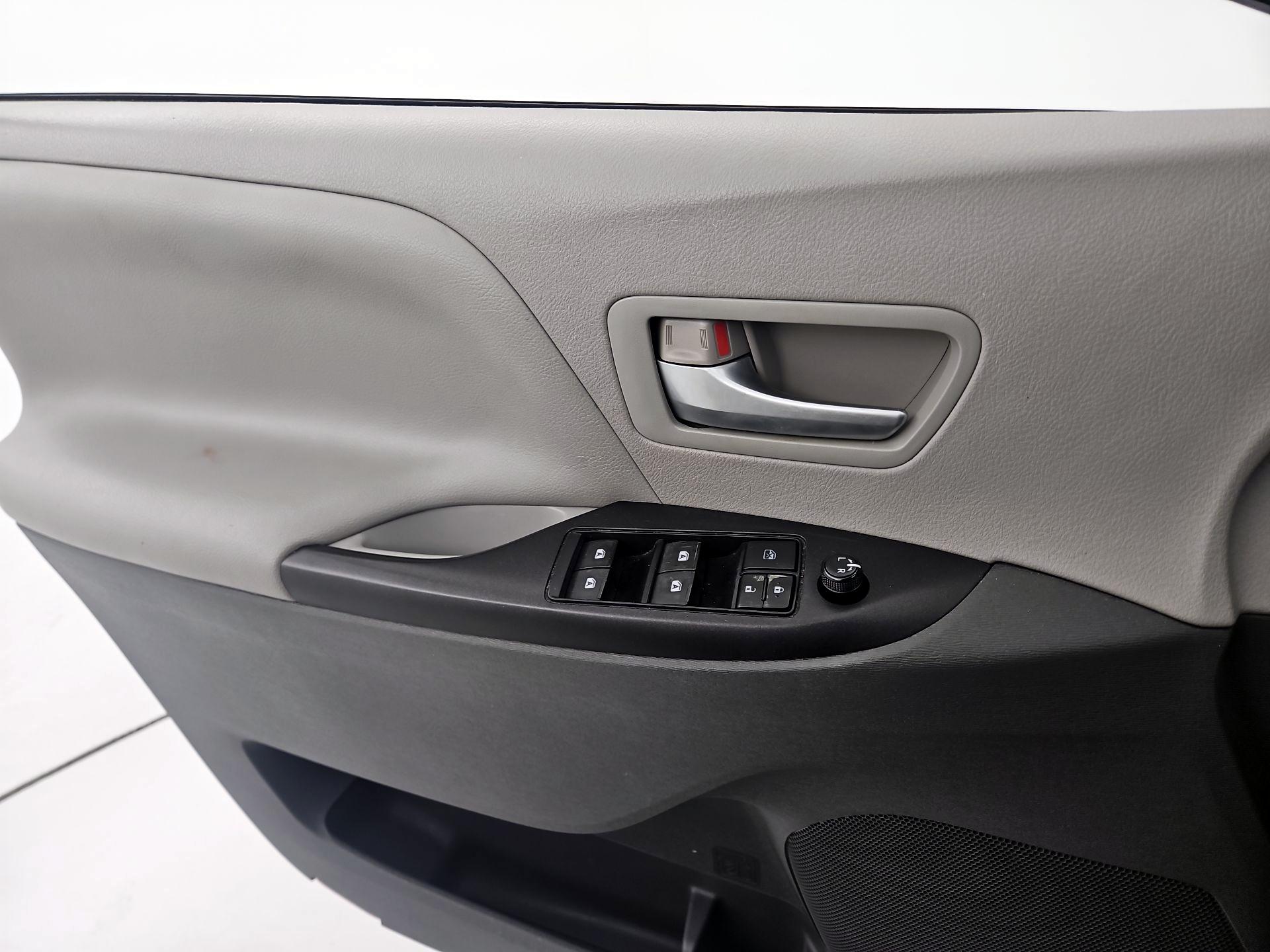 Thumbnail: 2015 Toyota Sienna - 12