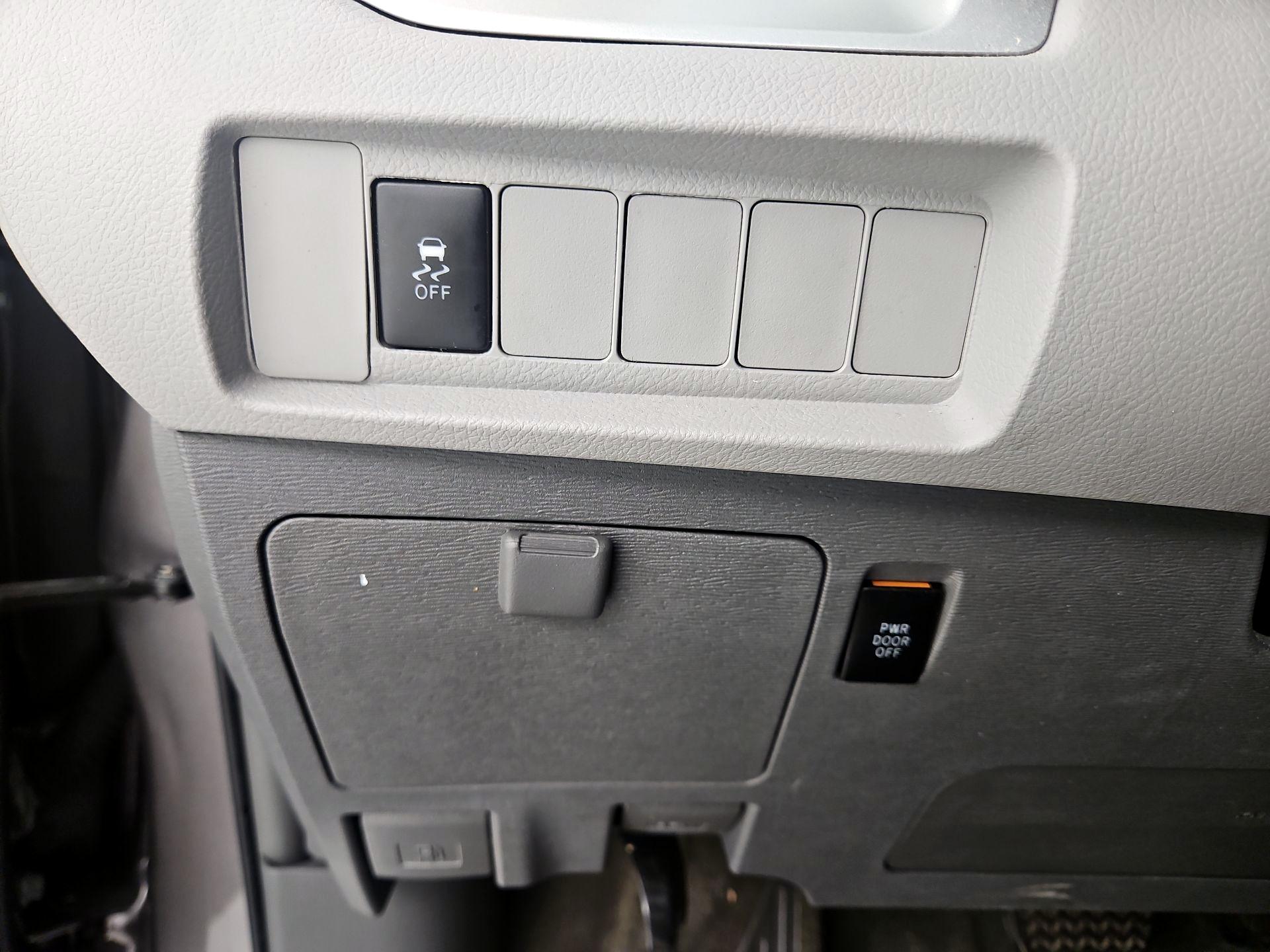 Thumbnail: 2015 Toyota Sienna - 13