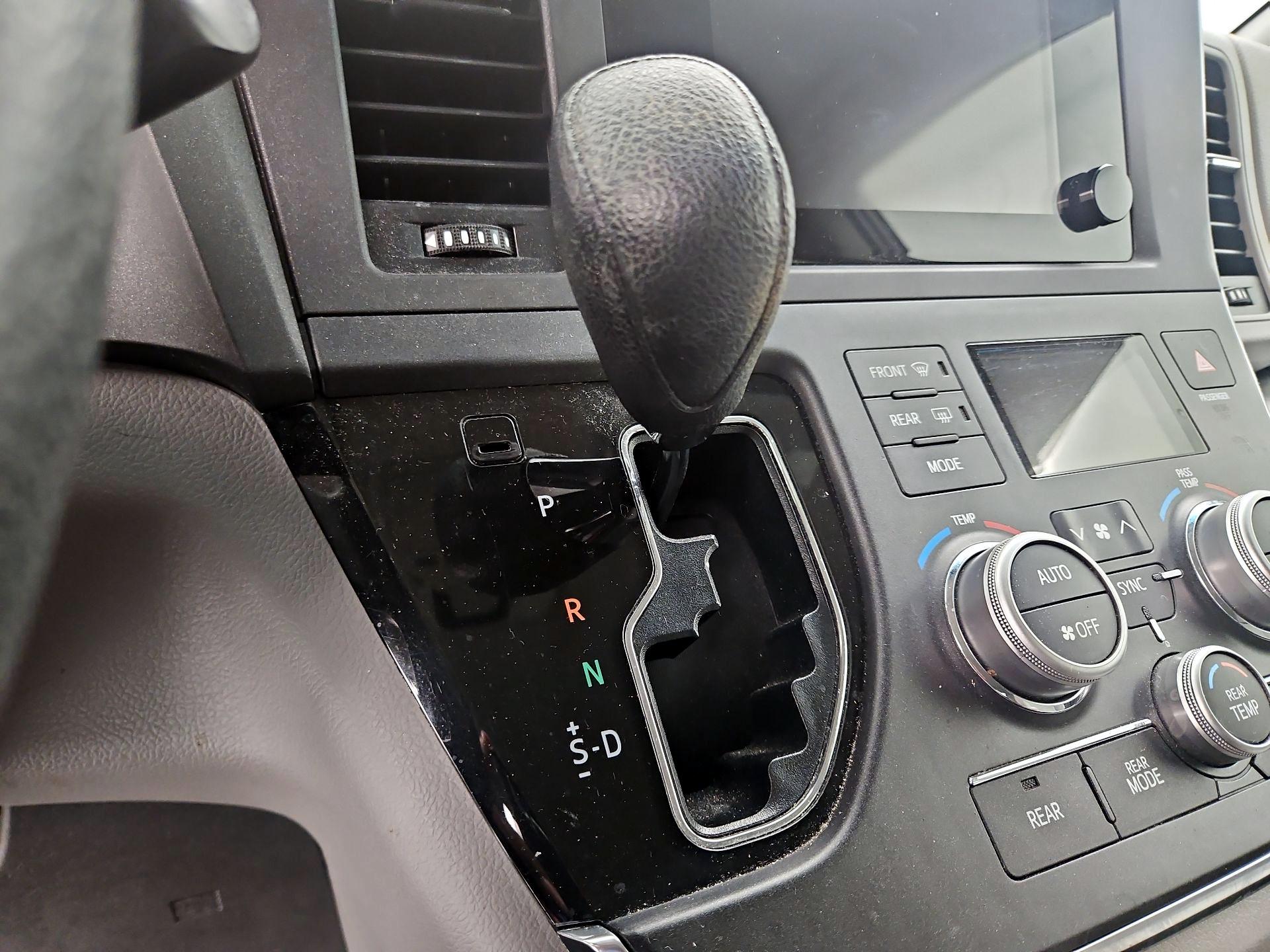 Thumbnail: 2015 Toyota Sienna - 17
