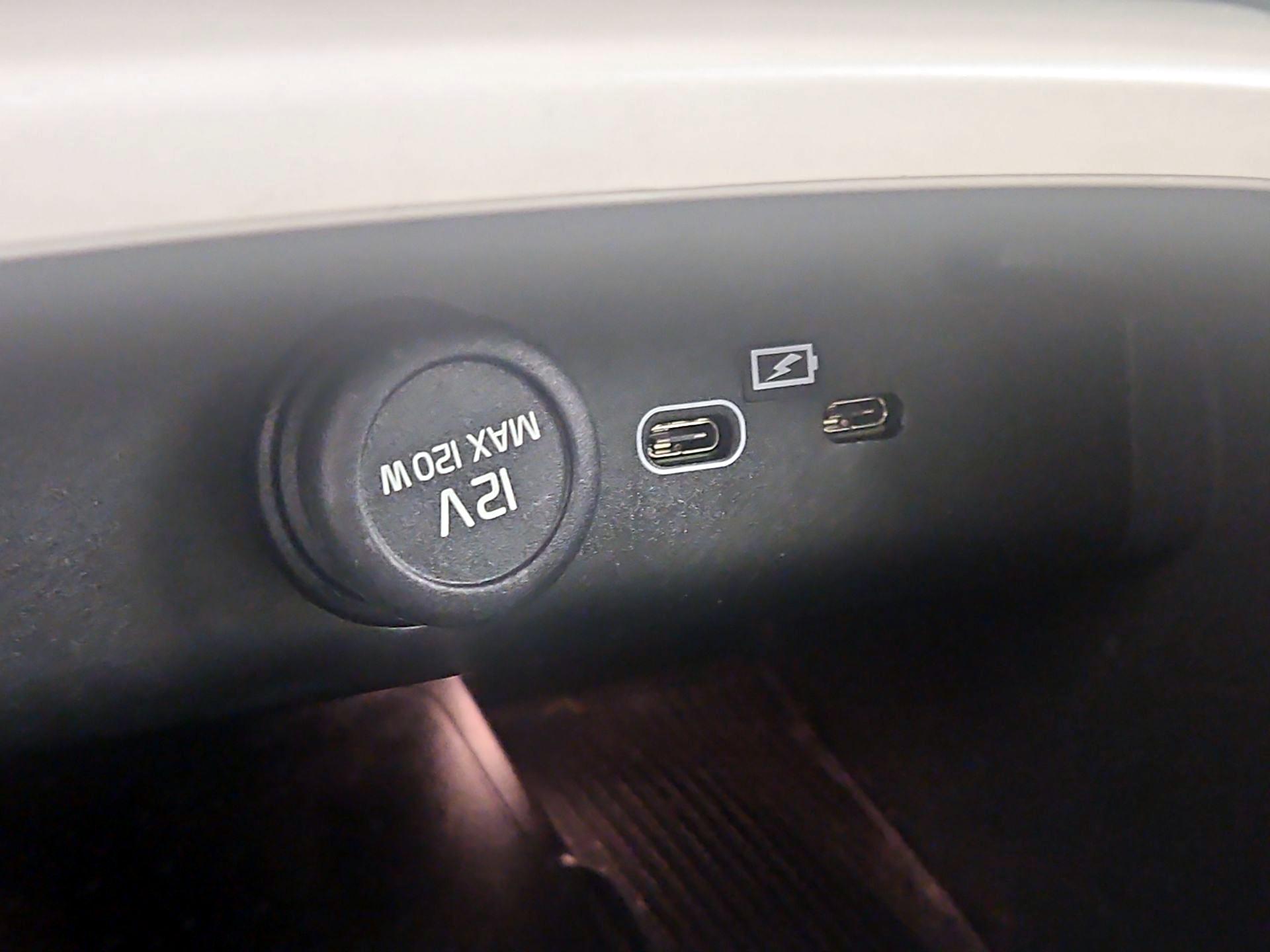 Thumbnail: 2024 Volvo XC40 - 18