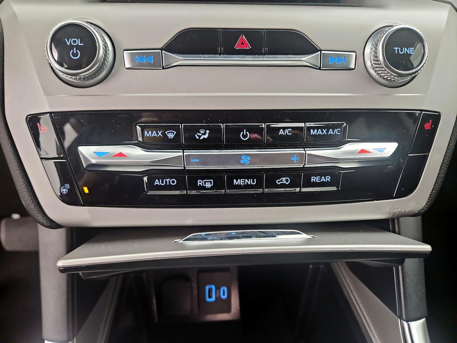 2024 Ford Explorer XLT - Photo 18