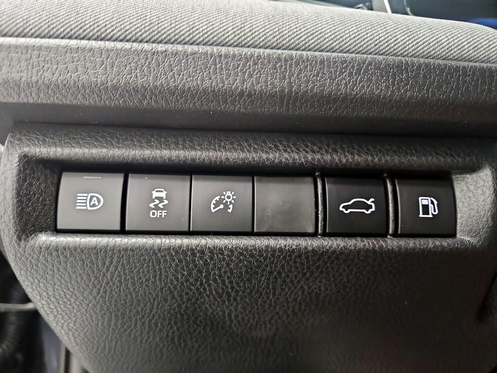 2026 Toyota Camry LE - Photo 14