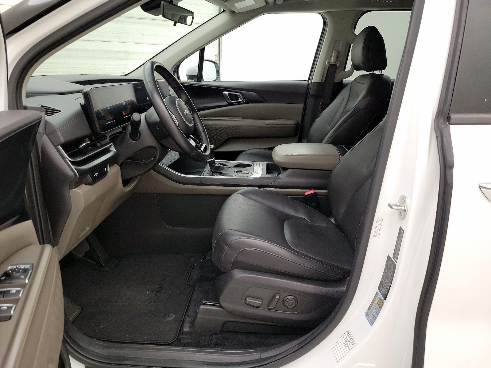2025 Kia Carnival LXS - Photo 12