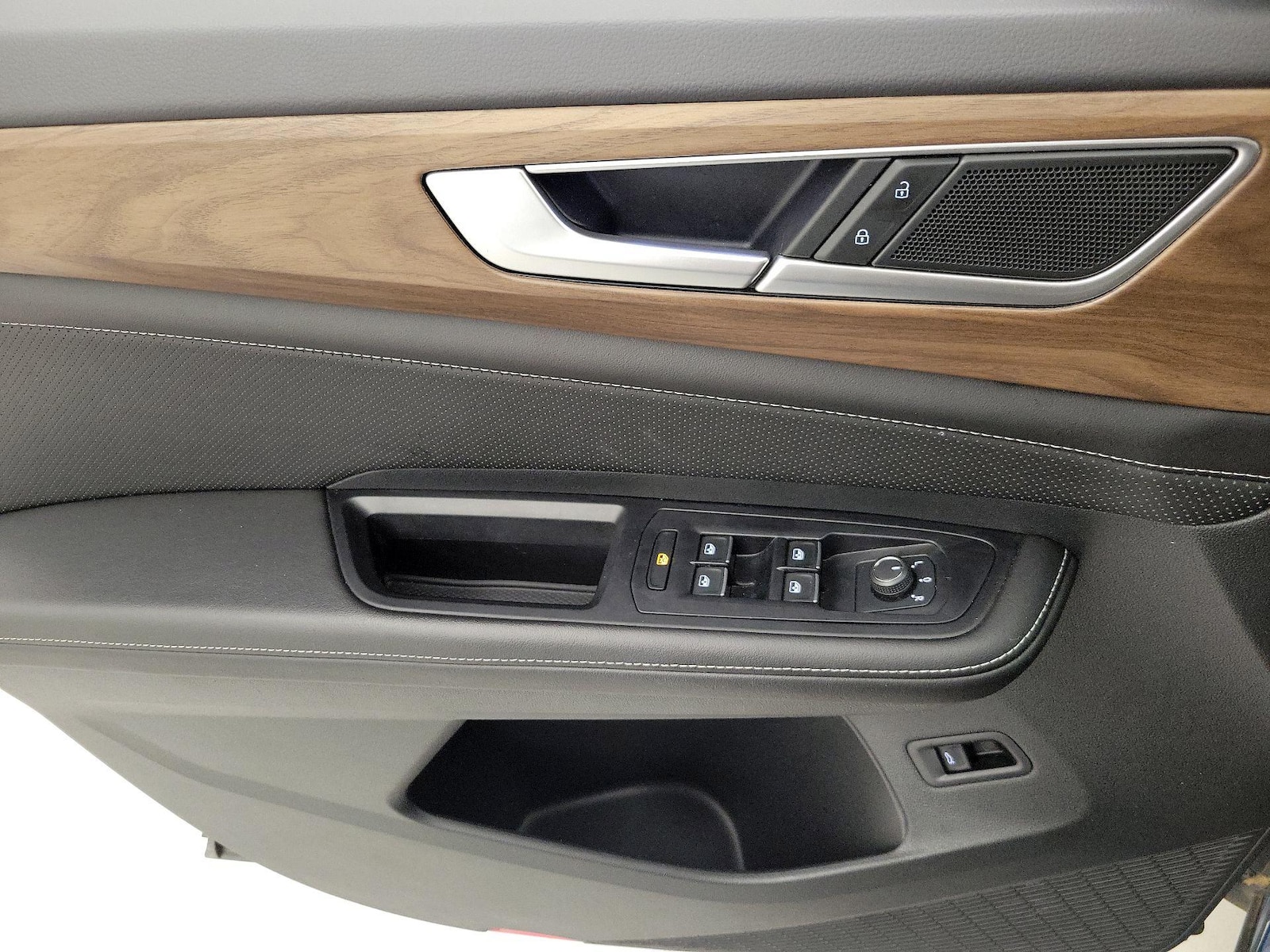 2025 Volkswagen Atlas SE w/Tech - Photo 13