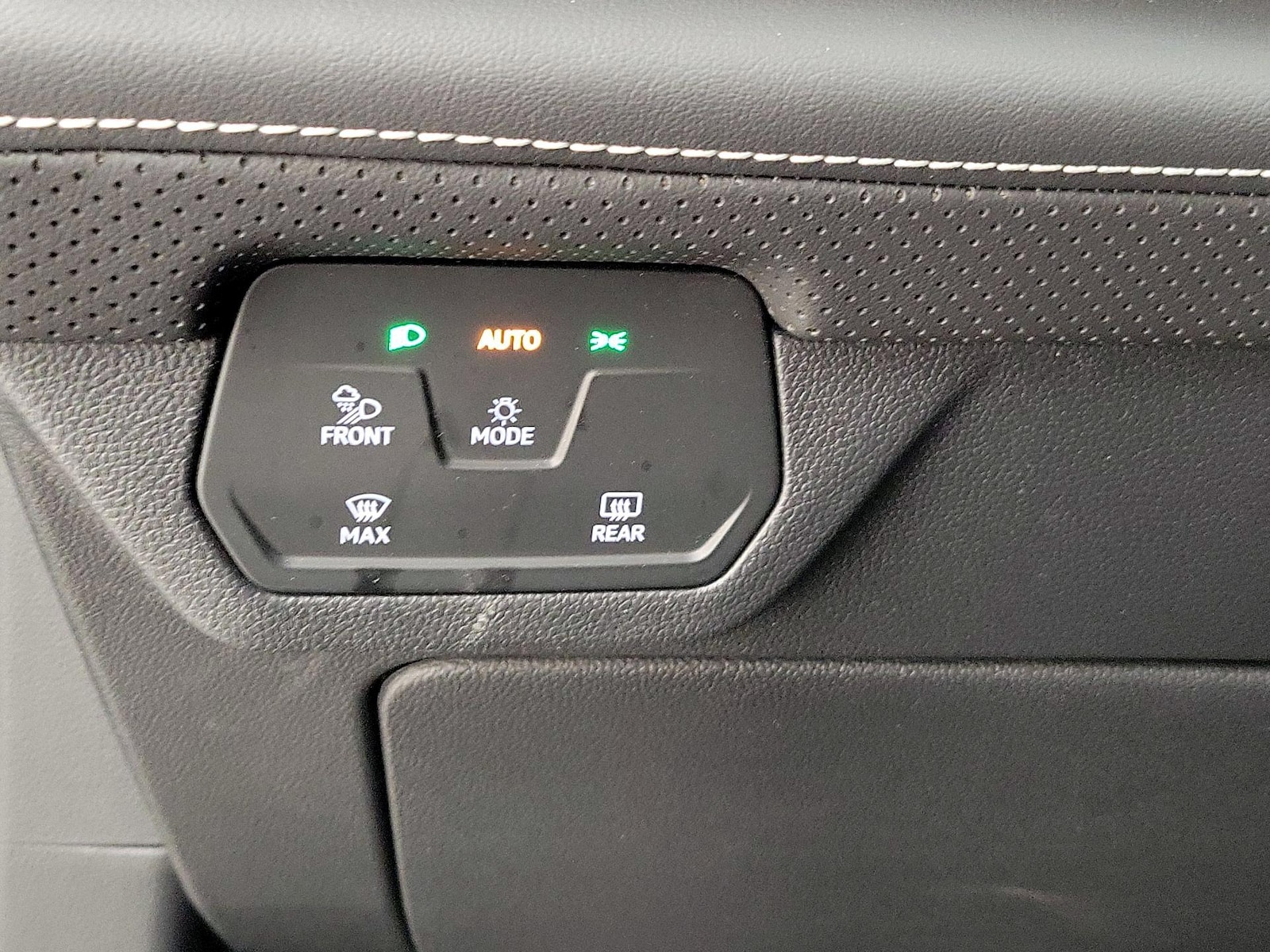 2025 Volkswagen Atlas SE w/Tech - Photo 14
