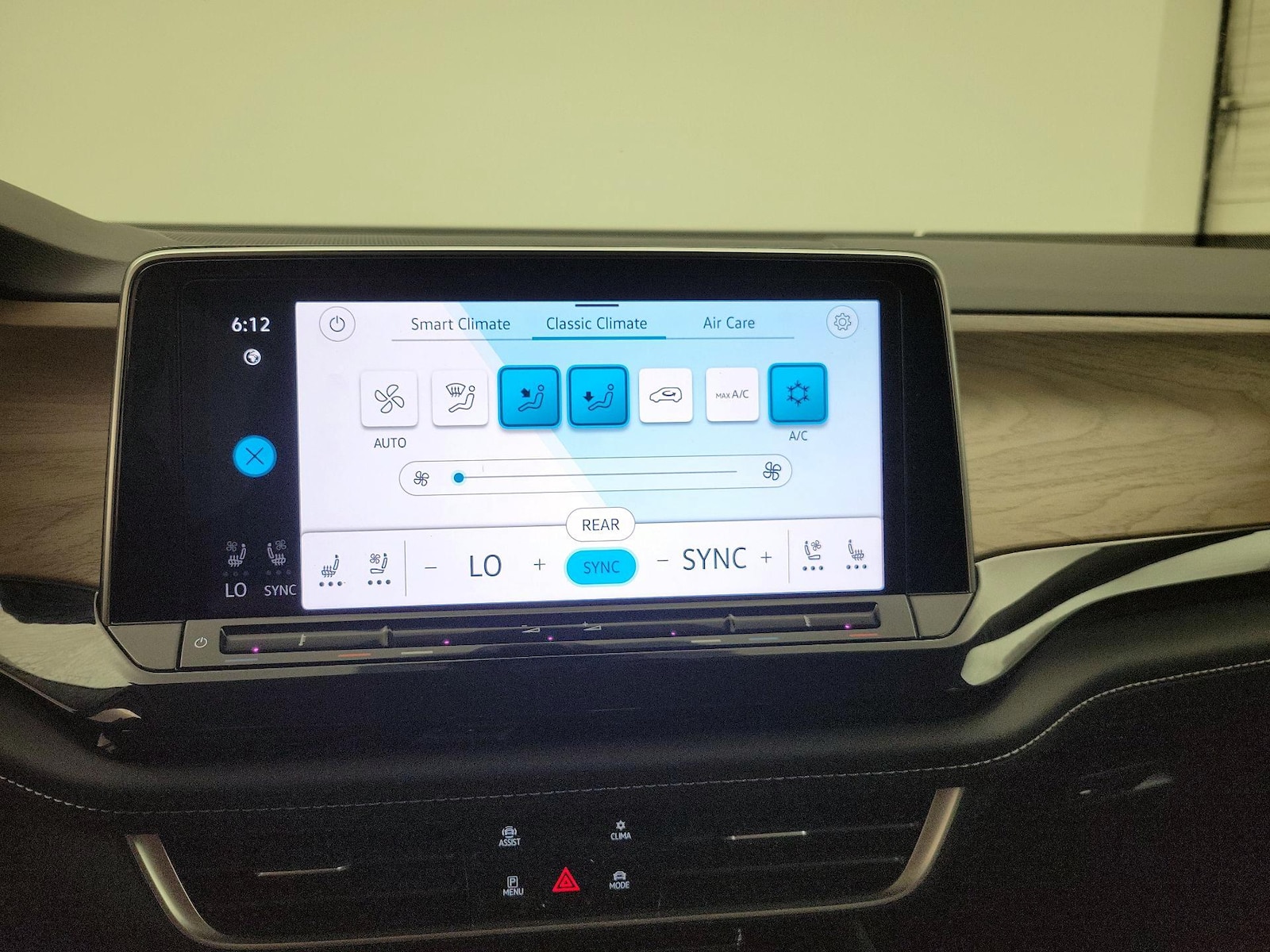2025 Volkswagen Atlas SE w/Tech - Photo 17