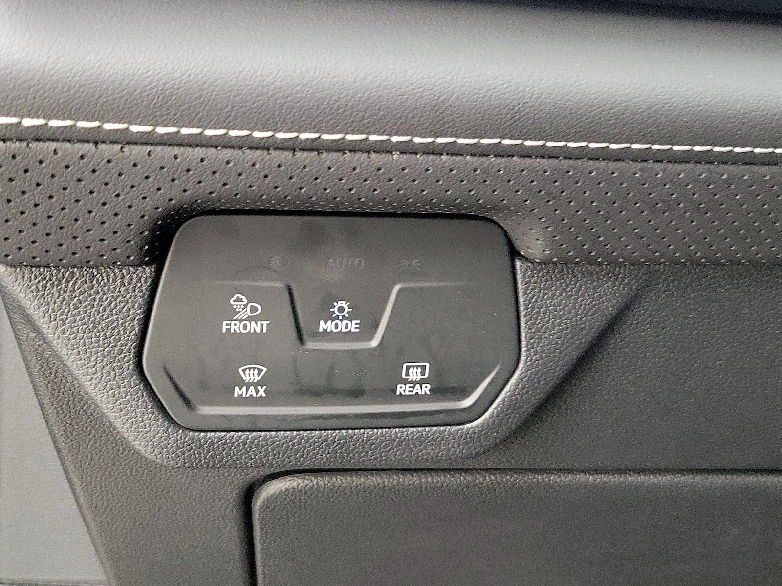 2025 Volkswagen Atlas SE w/Tech - Photo 14