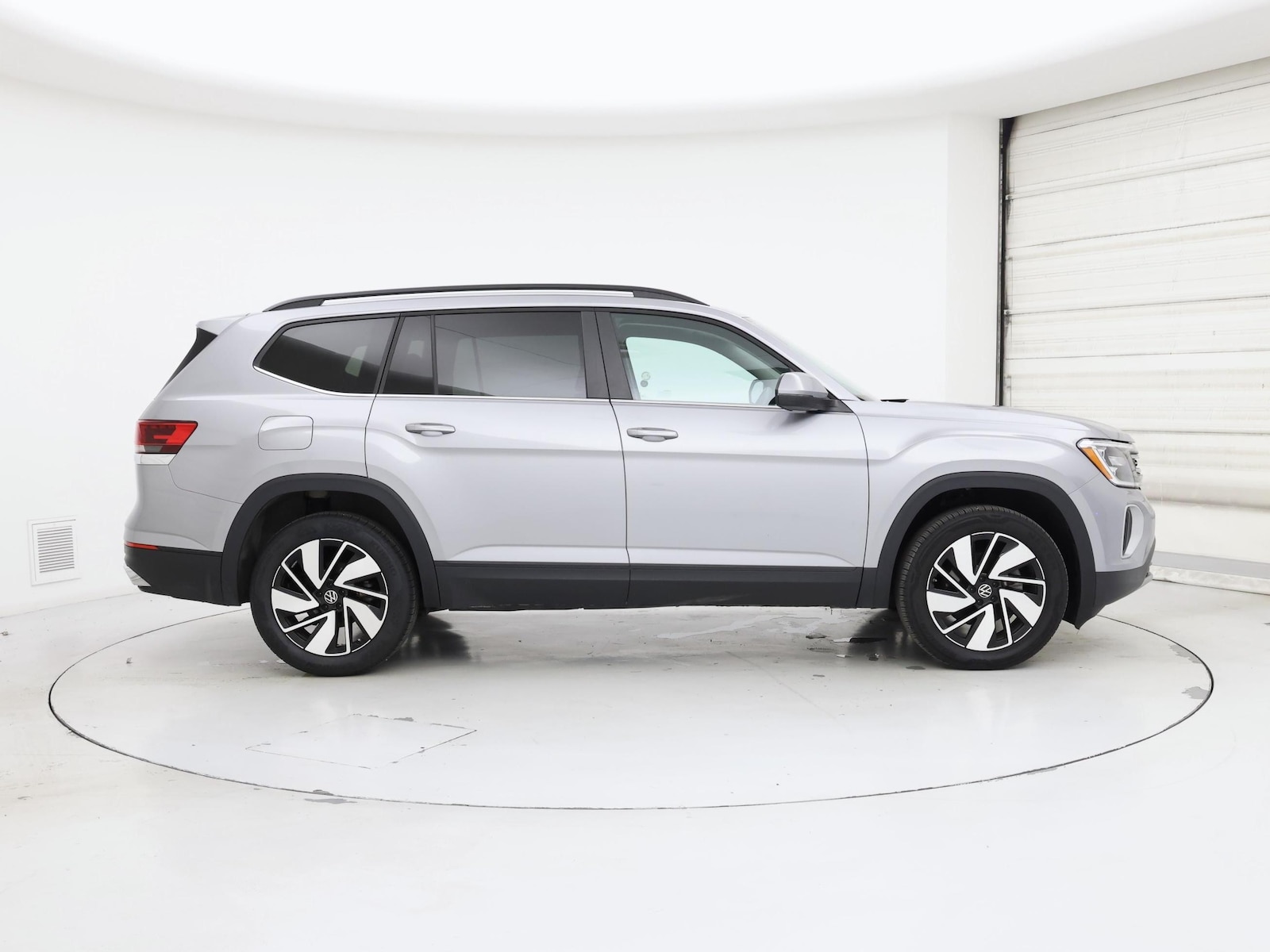 2025 Volkswagen Atlas SE w/Tech - Photo 8
