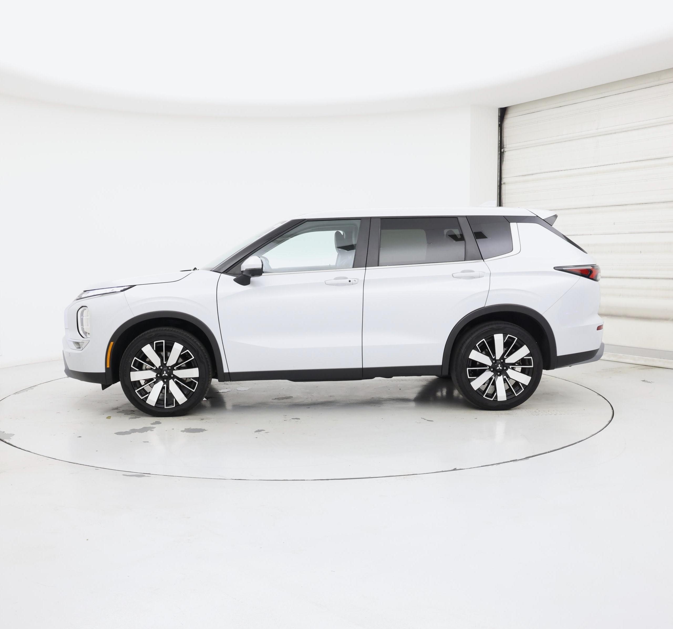 Thumbnail: 2025 Mitsubishi Outlander - 3