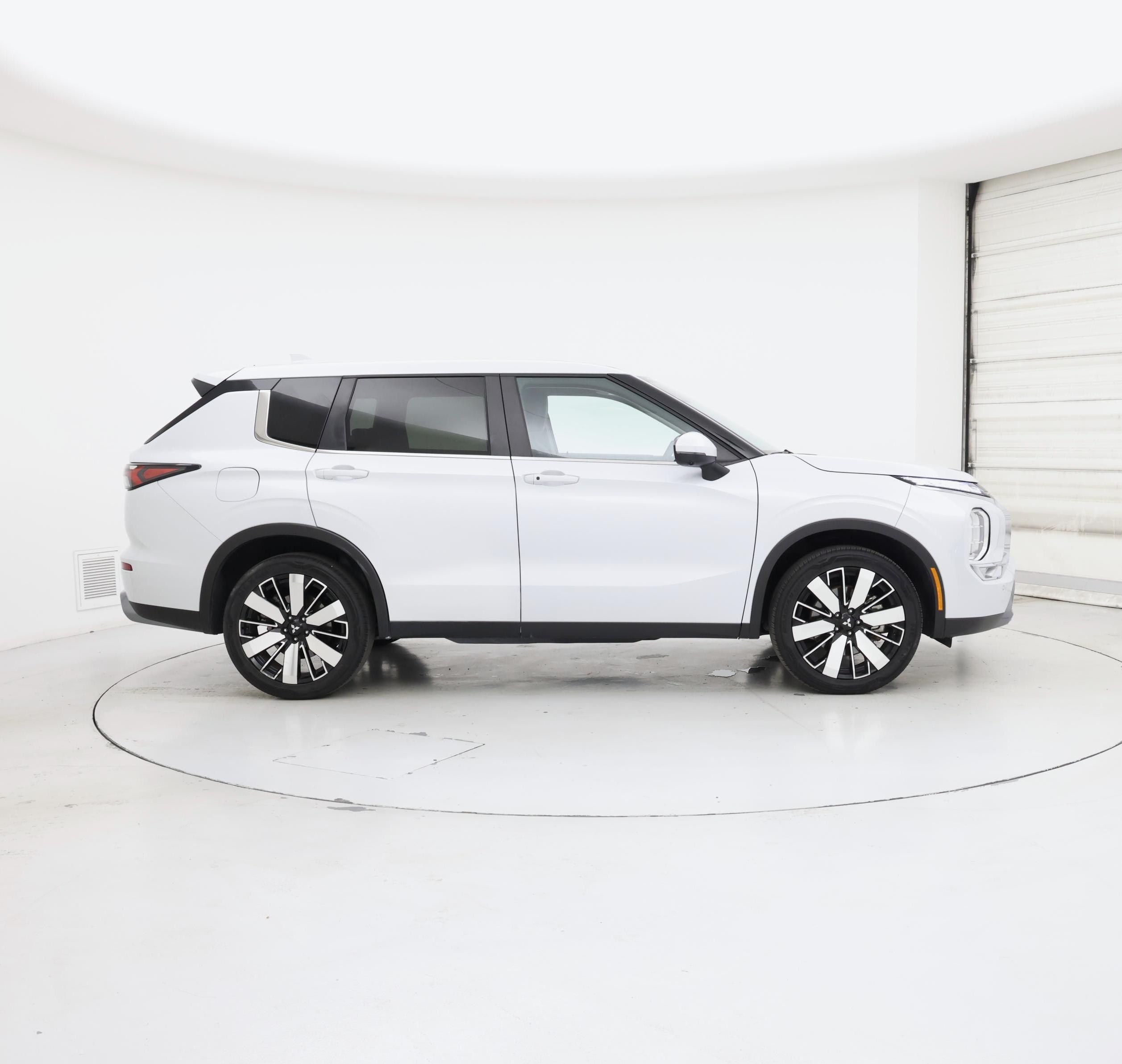 Thumbnail: 2025 Mitsubishi Outlander - 7