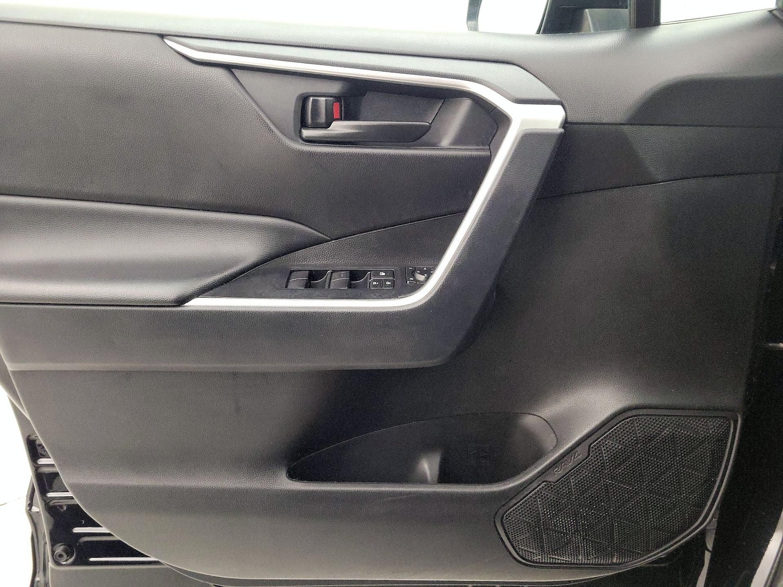 2025 Toyota RAV4 LE - Photo 13