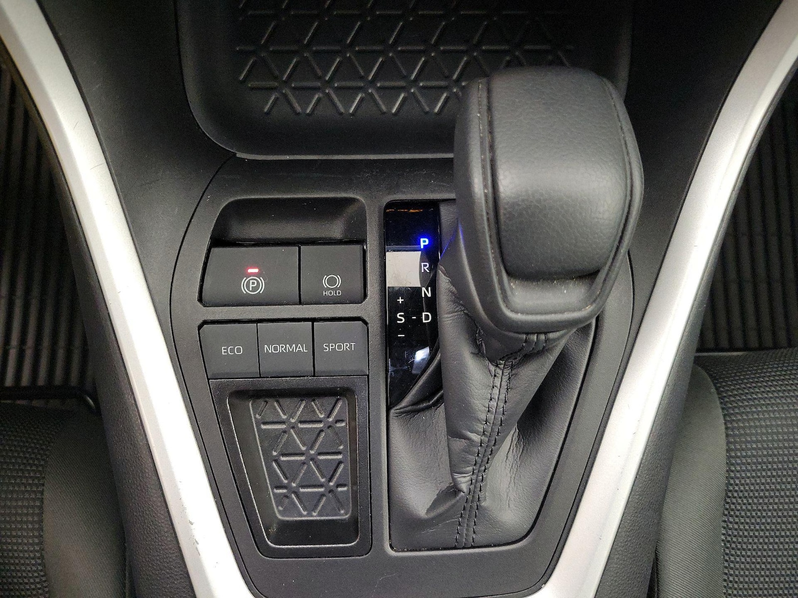 2025 Toyota RAV4 LE - Photo 18