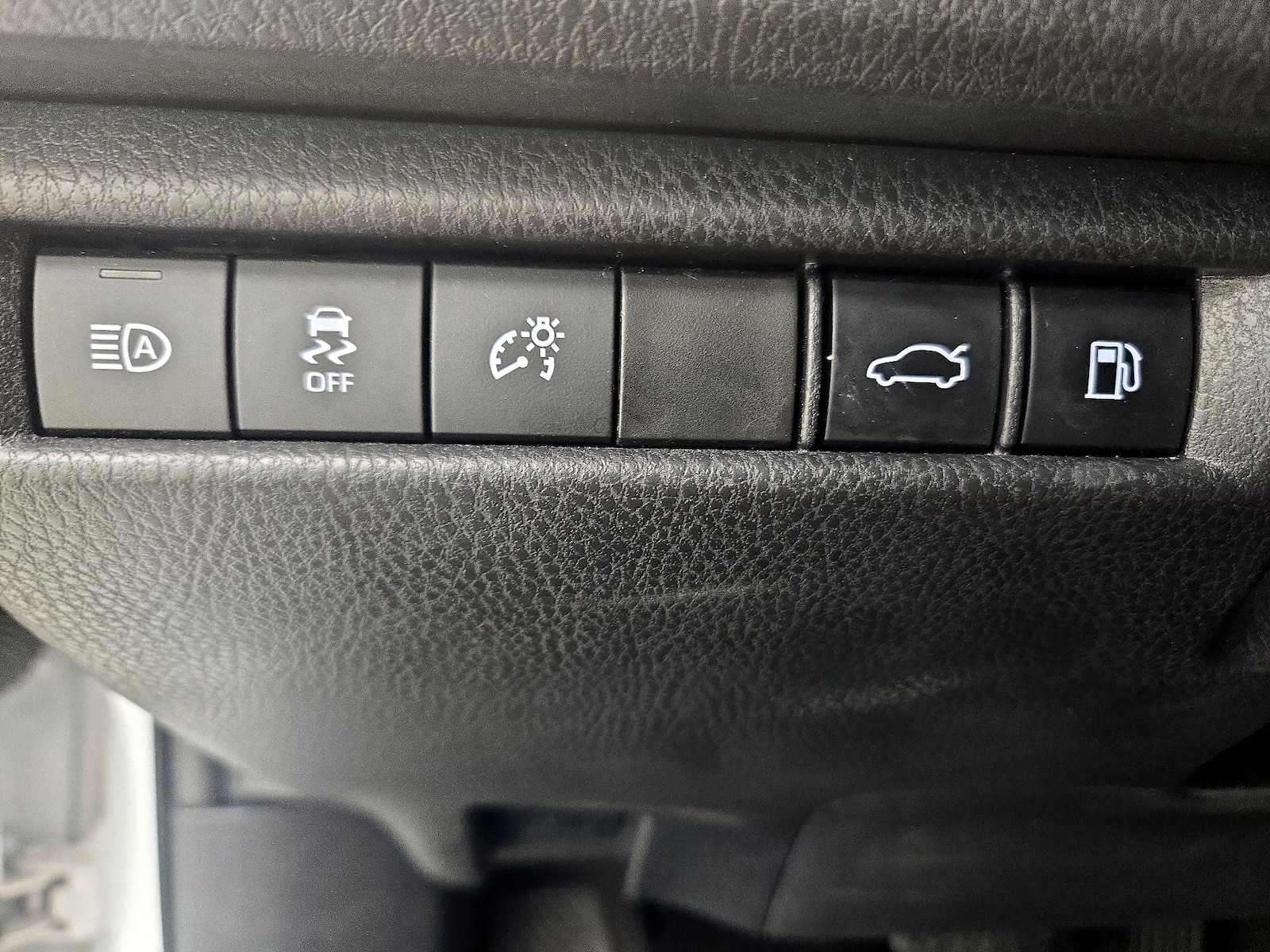 2025 Toyota Camry LE - Photo 14