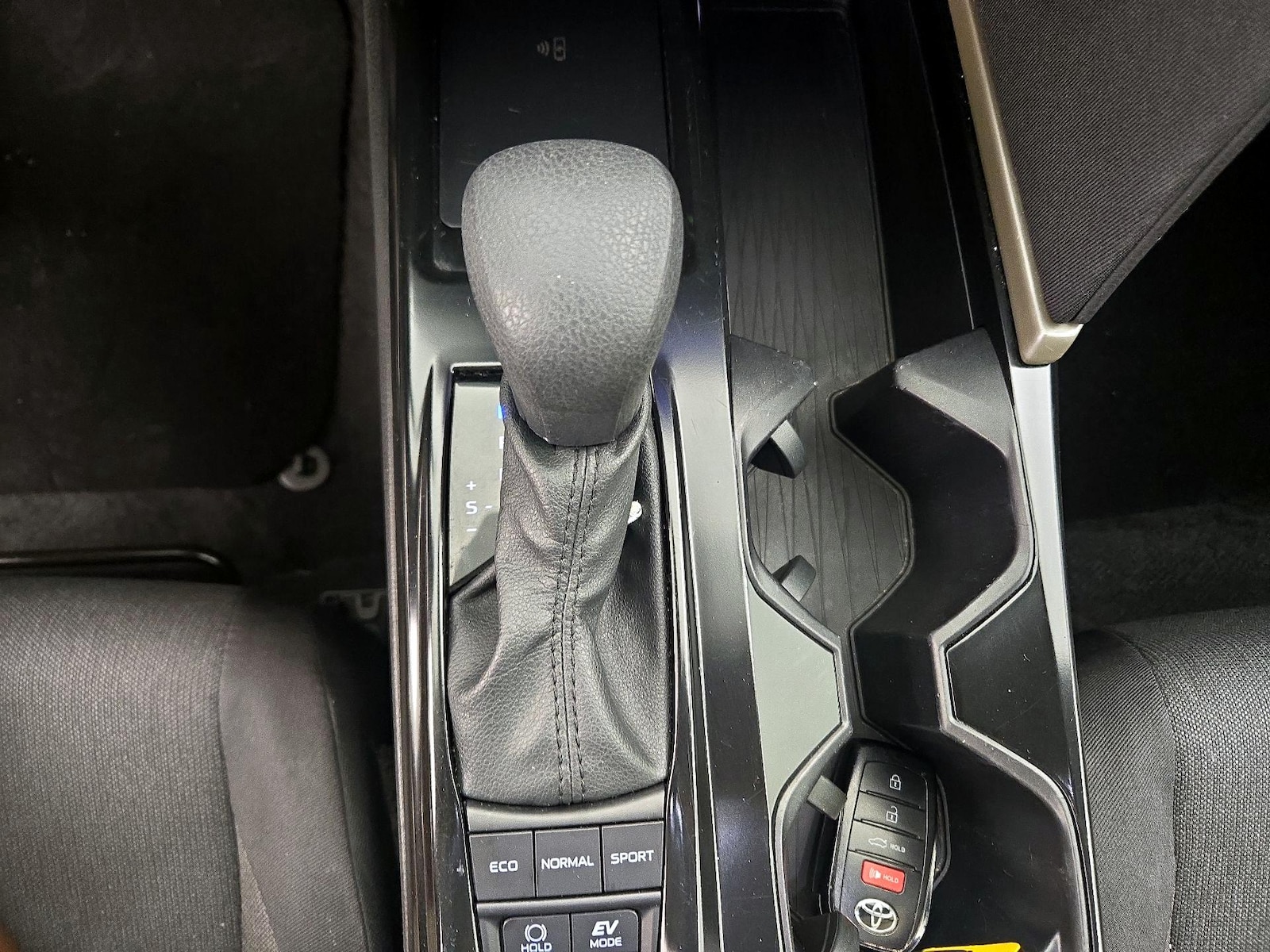 2025 Toyota Camry LE - Photo 18