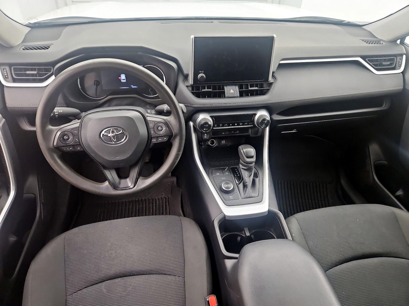 2024 Toyota RAV4 LE - Photo 10