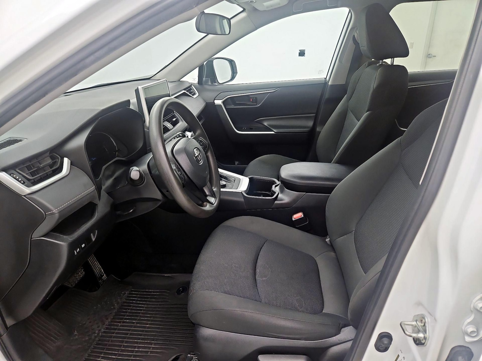 2024 Toyota RAV4 LE - Photo 12