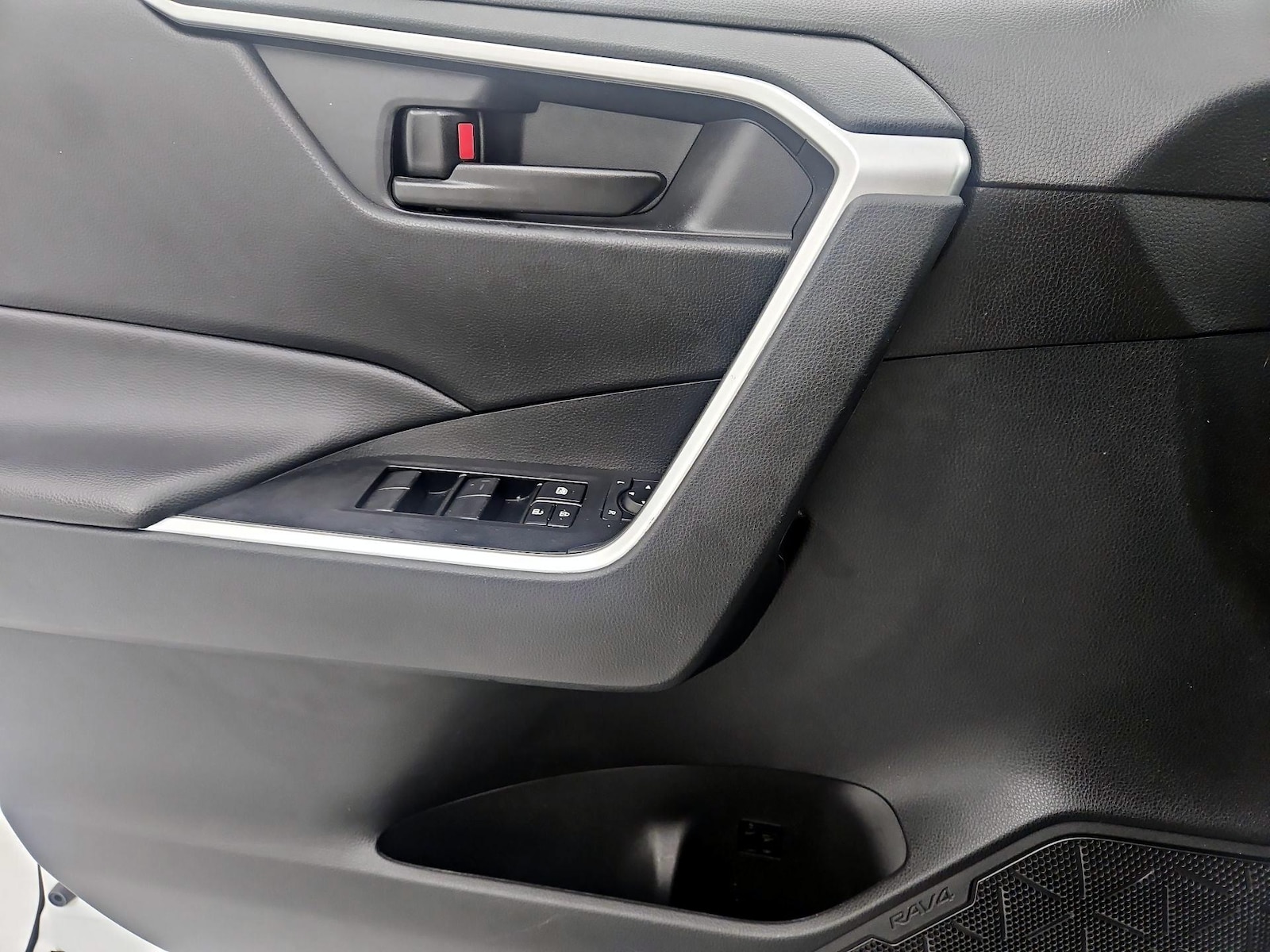 2024 Toyota RAV4 LE - Photo 13