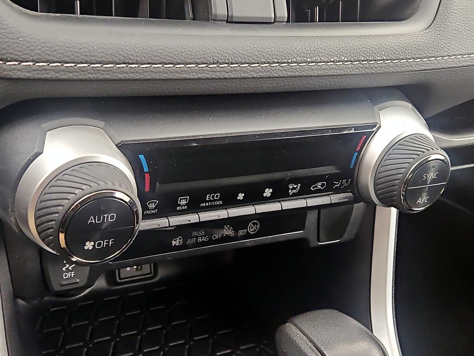 2024 Toyota RAV4 LE - Photo 17