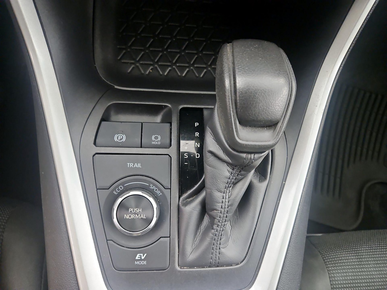 2024 Toyota RAV4 LE - Photo 18