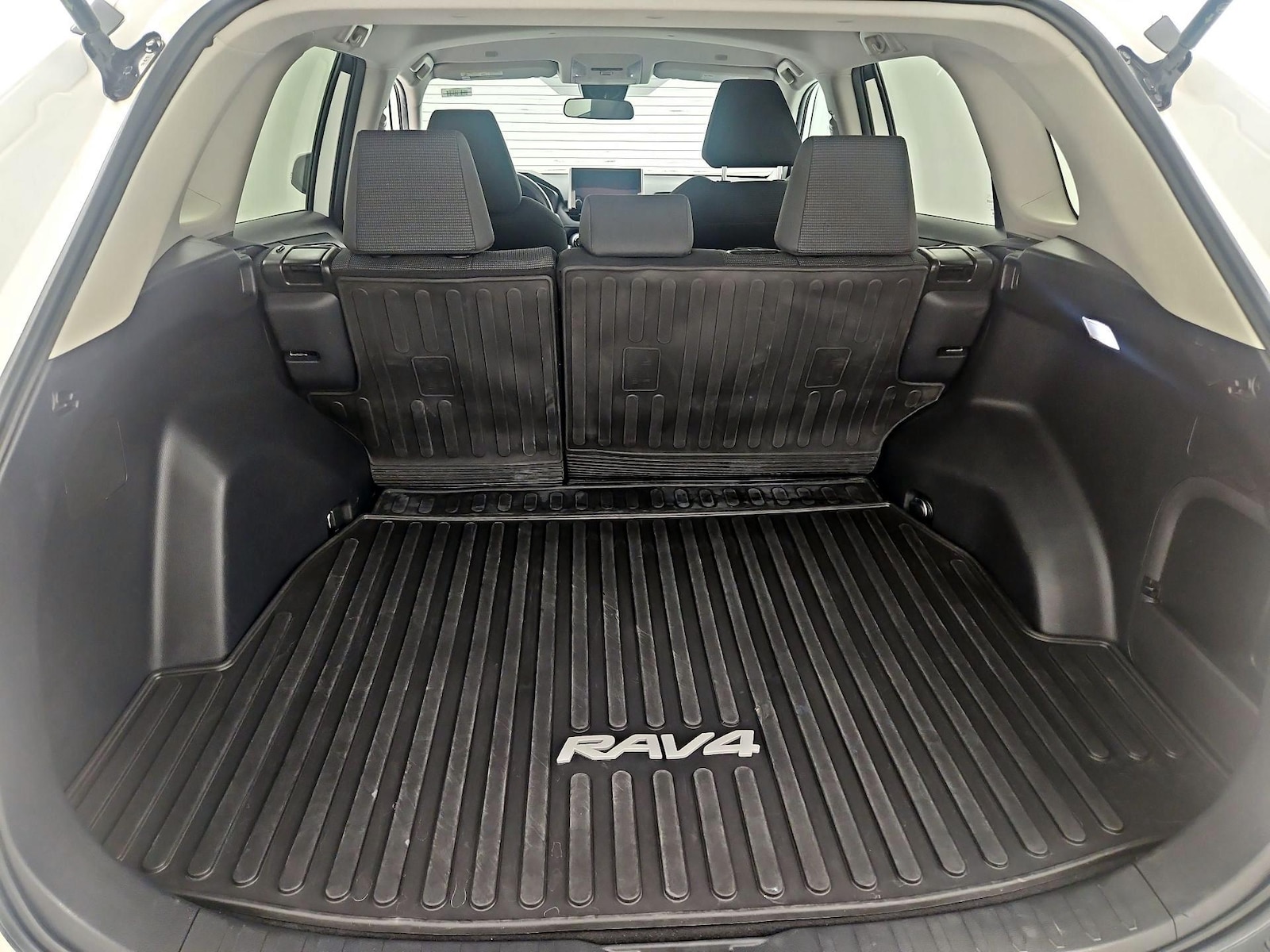 2024 Toyota RAV4 LE - Photo 21