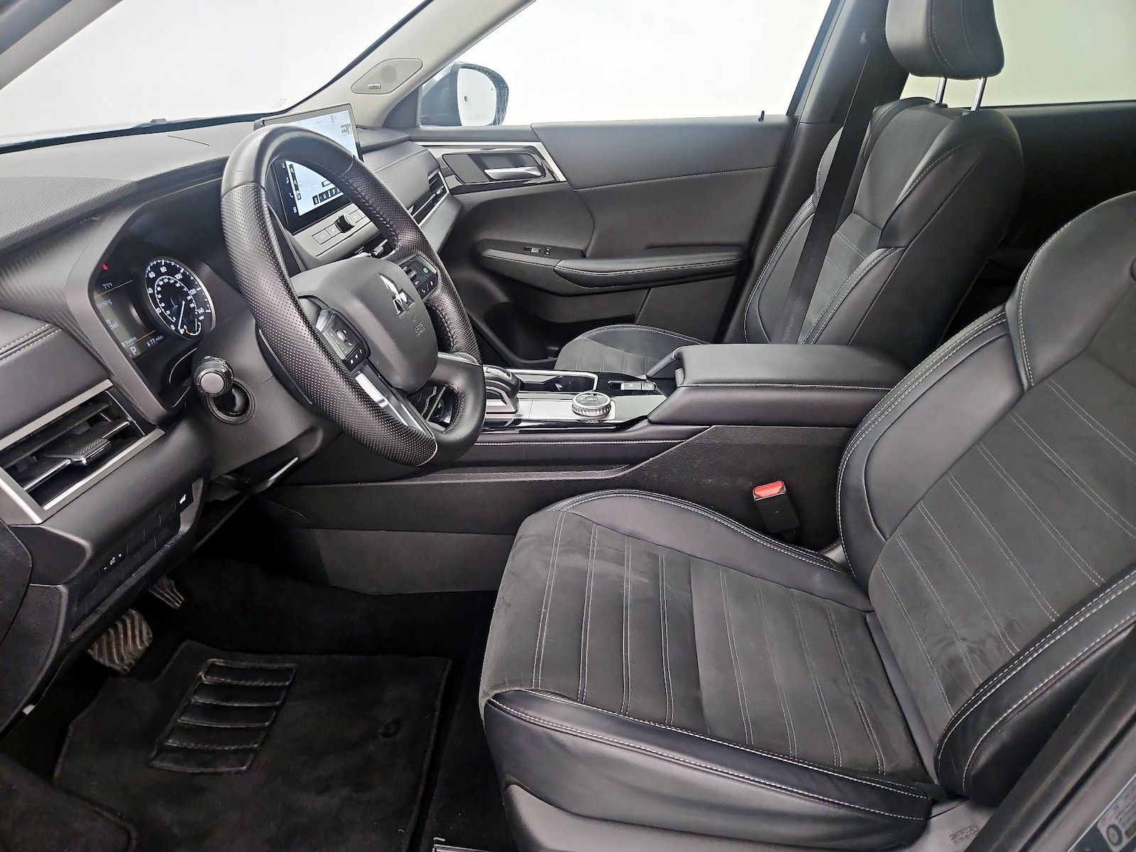 2025 Mitsubishi Outlander SE - Photo 12