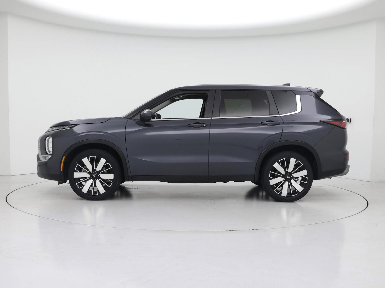 2025 Mitsubishi Outlander SE - Photo 4