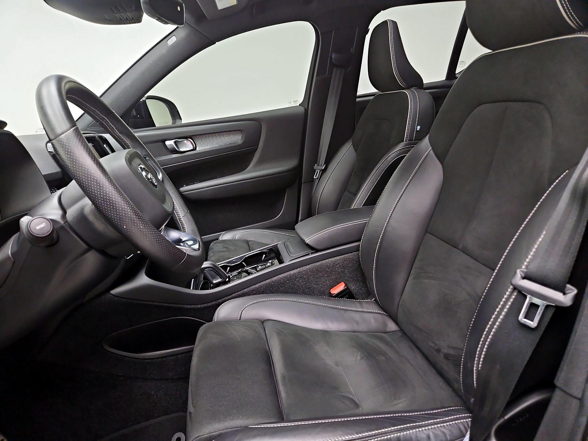 Thumbnail: 2021 Volvo XC40 - 11