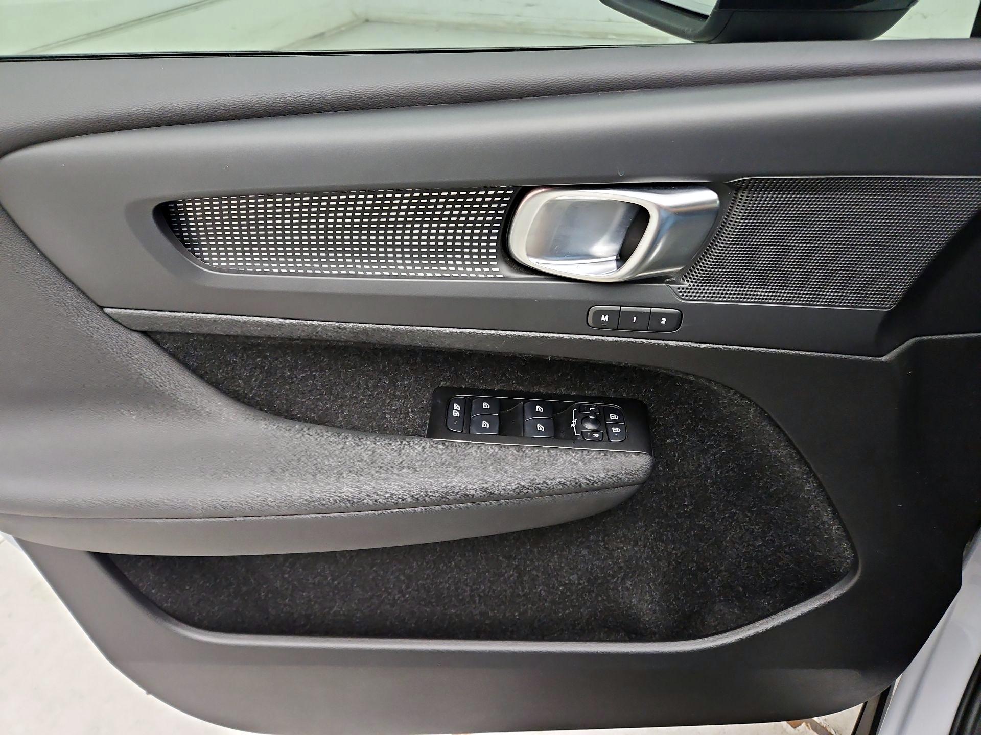 Thumbnail: 2021 Volvo XC40 - 12