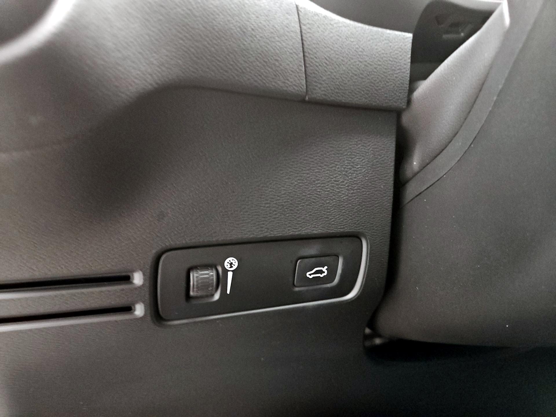 Thumbnail: 2021 Volvo XC40 - 13