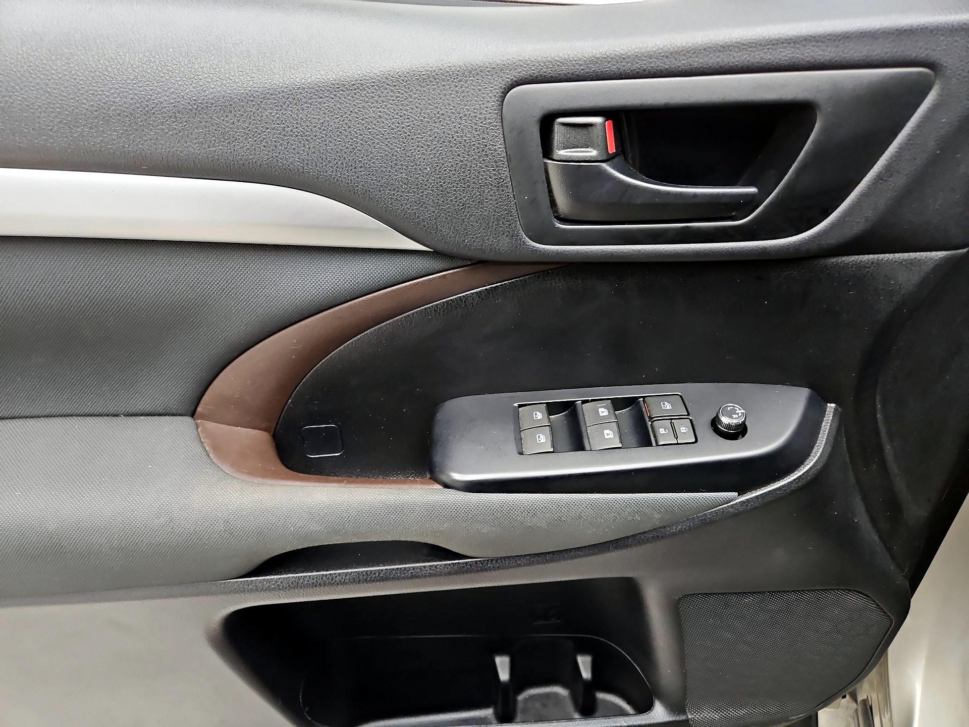 Thumbnail: 2016 Toyota Highlander - 10