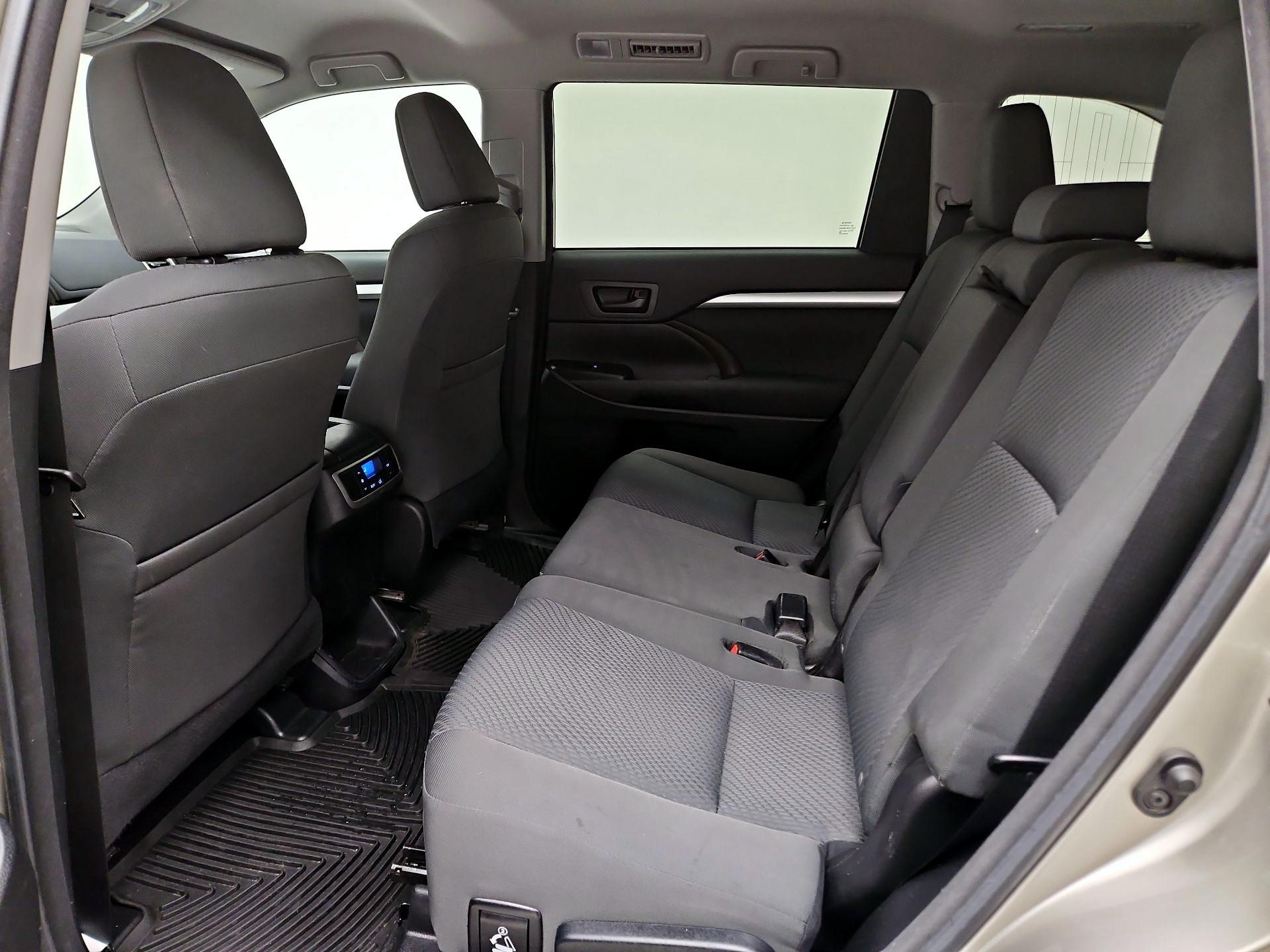 Thumbnail: 2016 Toyota Highlander - 17