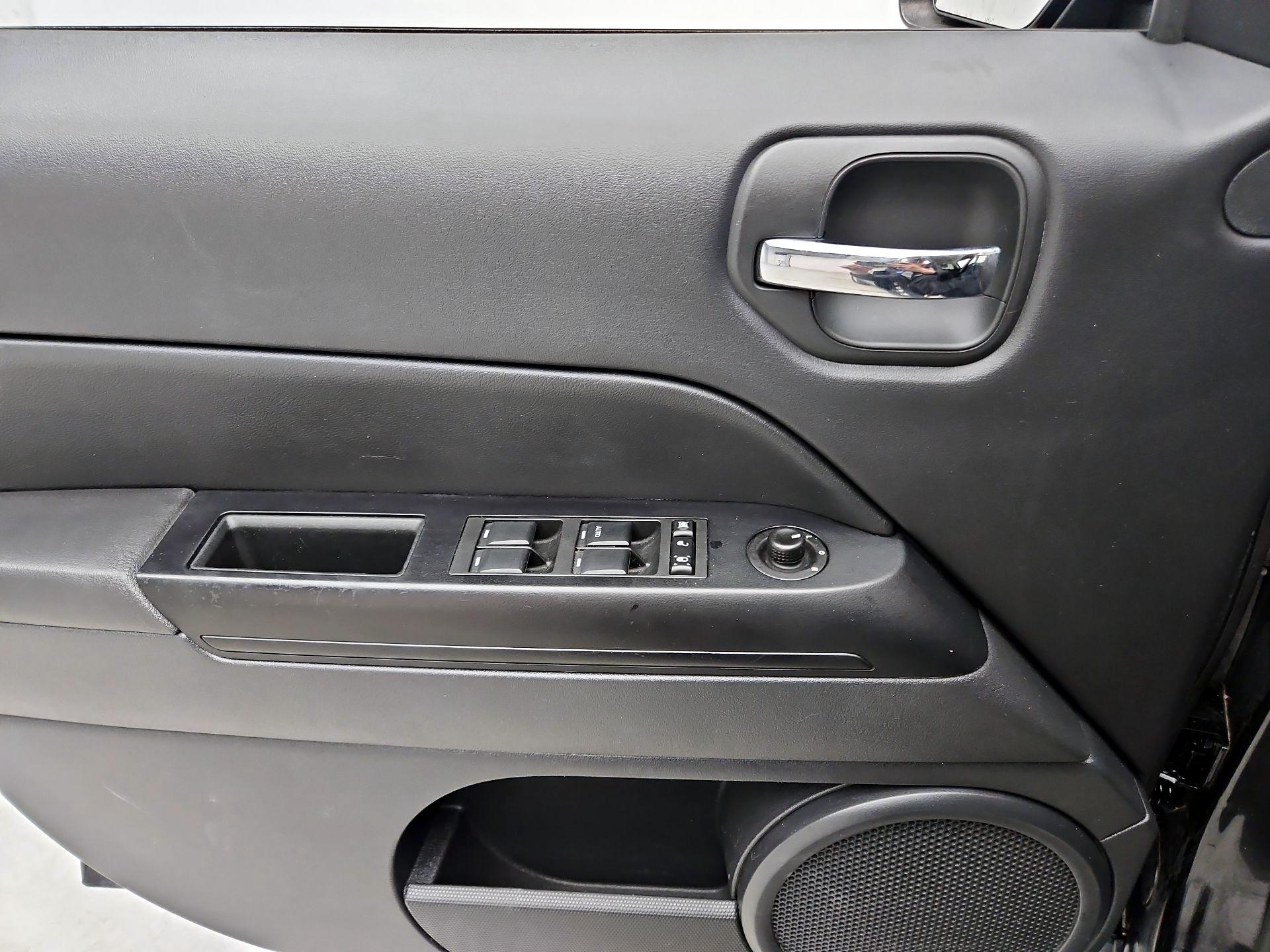 Thumbnail: 2017 Jeep Patriot - 12