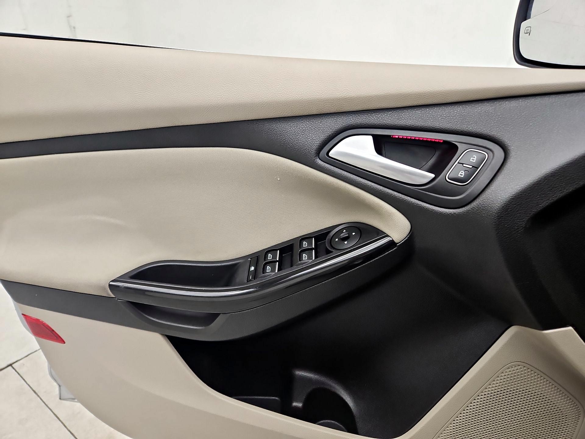 Thumbnail: 2016 Ford Focus - 12