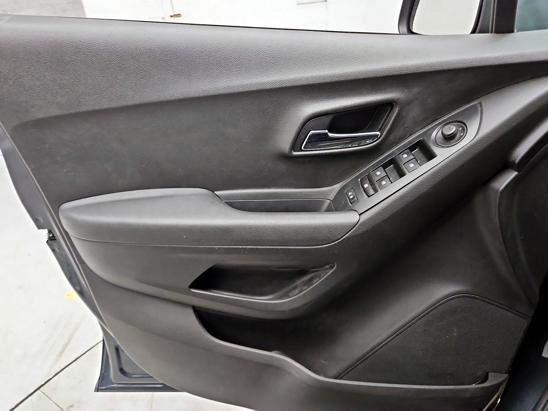 Thumbnail: 2016 Chevrolet Trax - 10