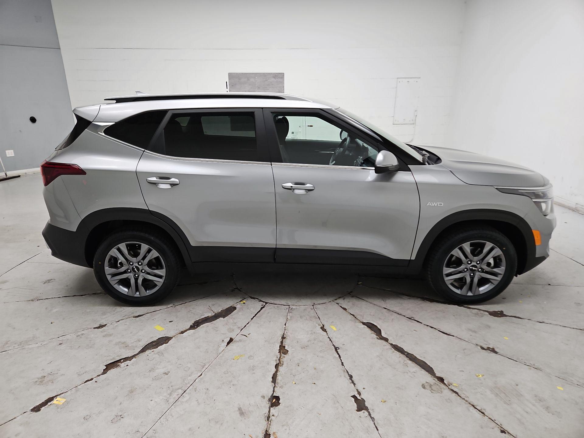 Thumbnail: 2023 Kia Seltos - 4