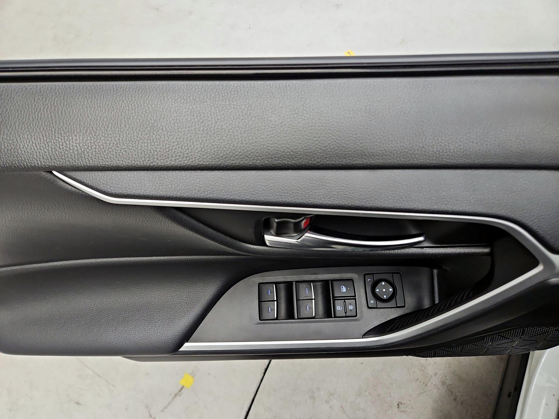 Thumbnail: 2022 Toyota RAV4 - 10