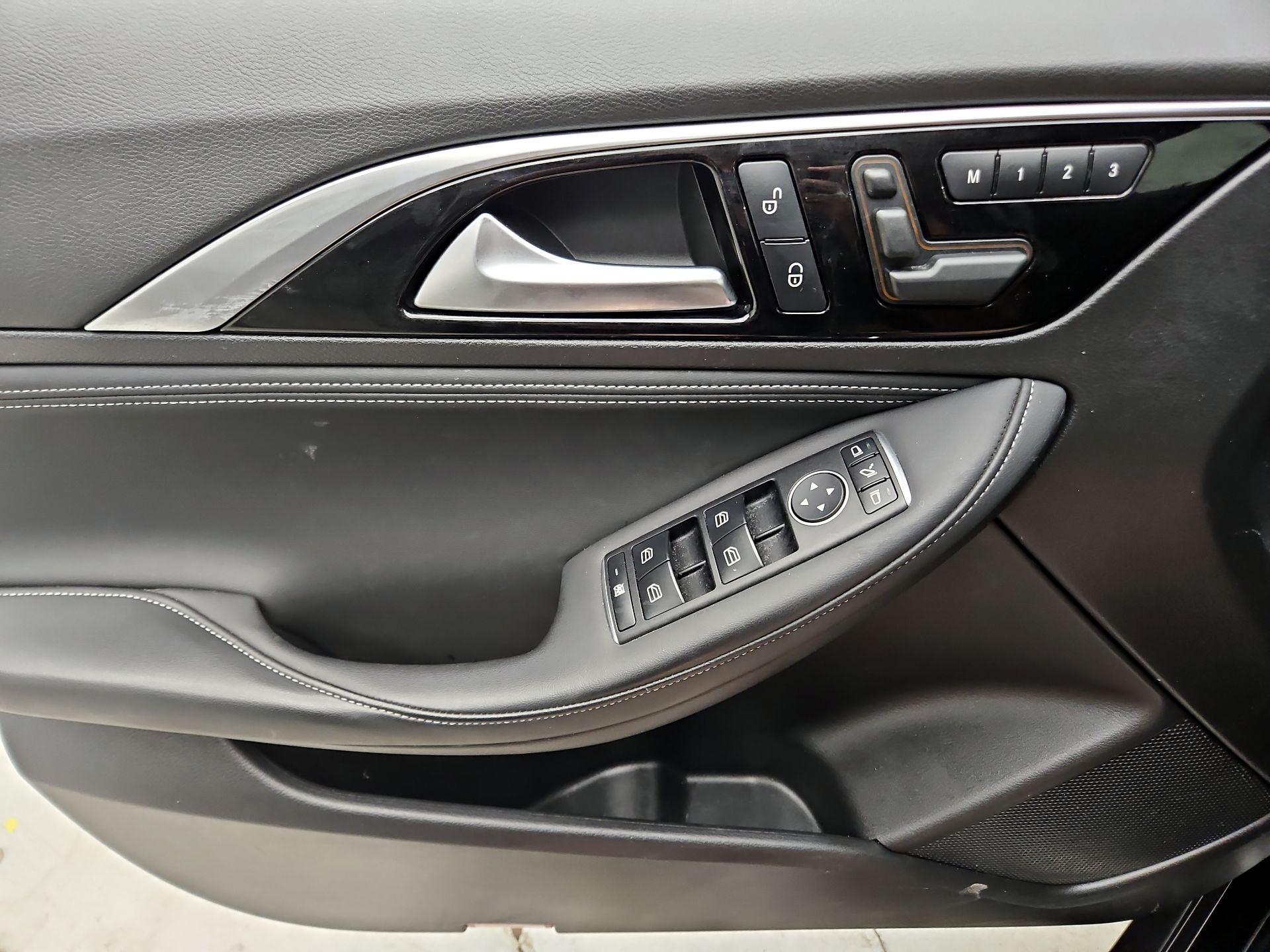 Thumbnail: 2019 INFINITI QX30 - 12