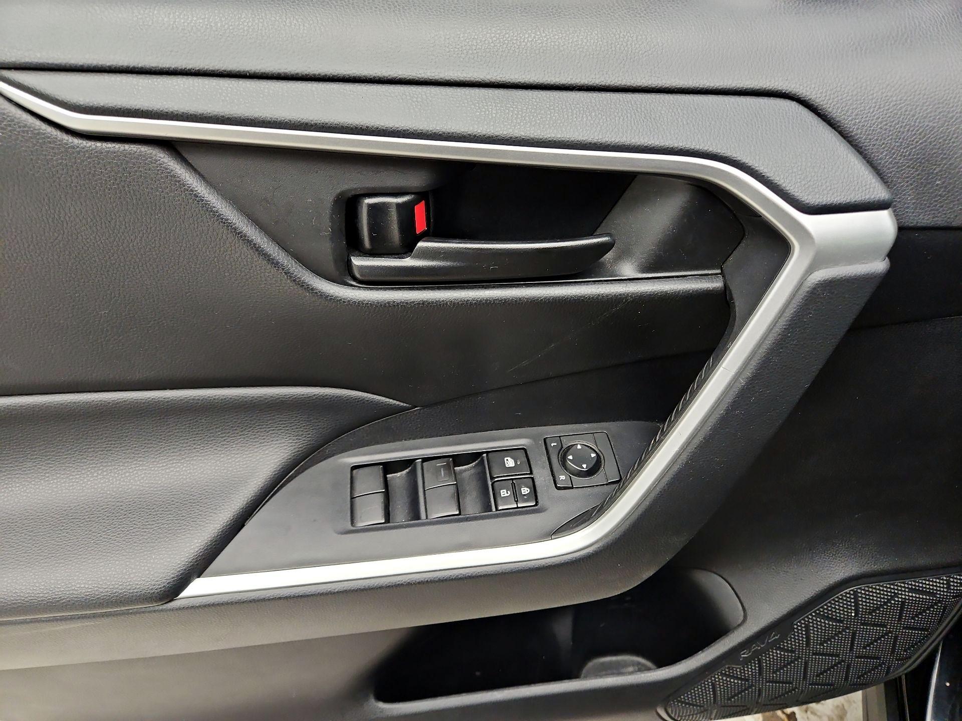 Thumbnail: 2020 Toyota RAV4 - 12