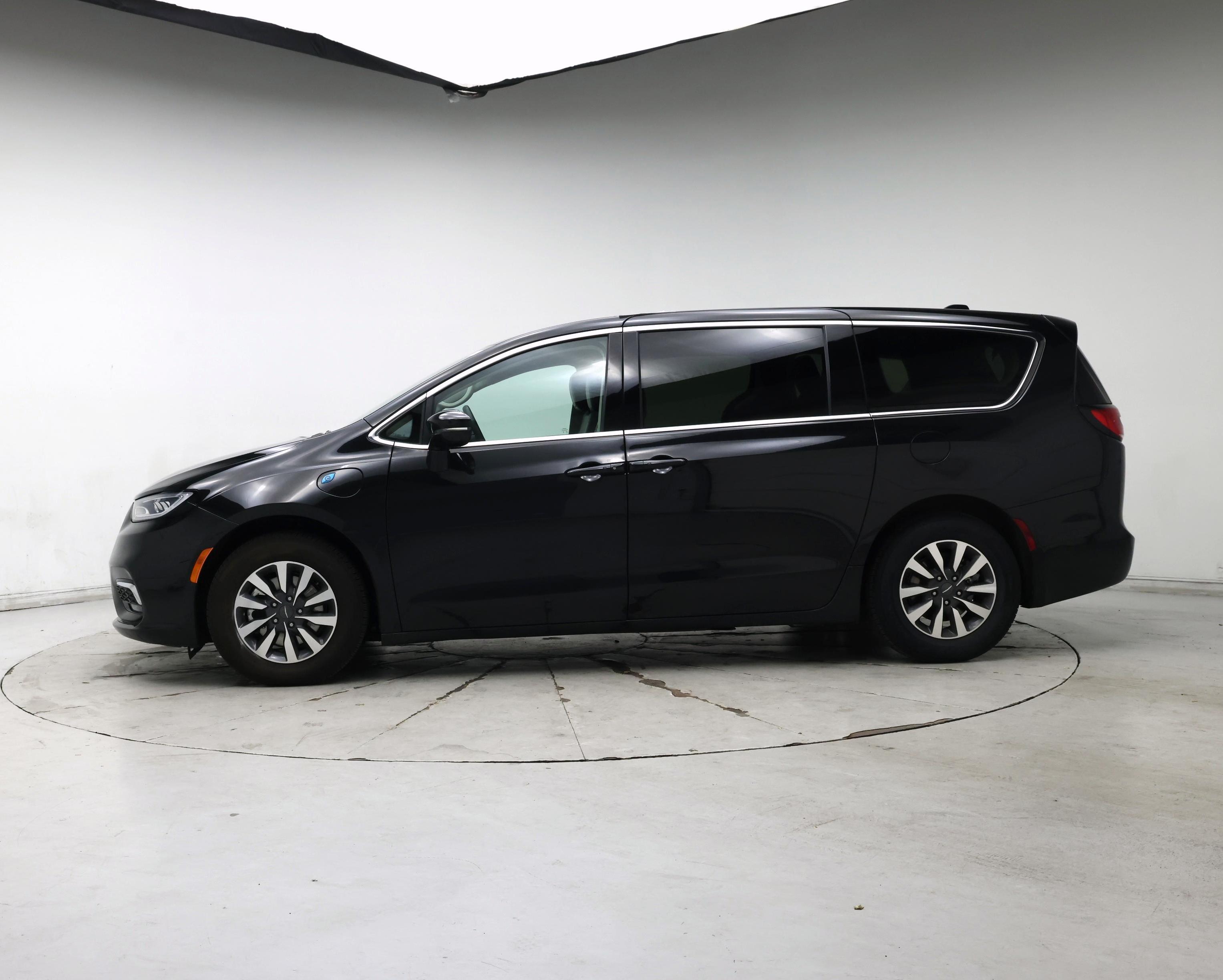 Thumbnail: 2024 Chrysler Pacifica - 3