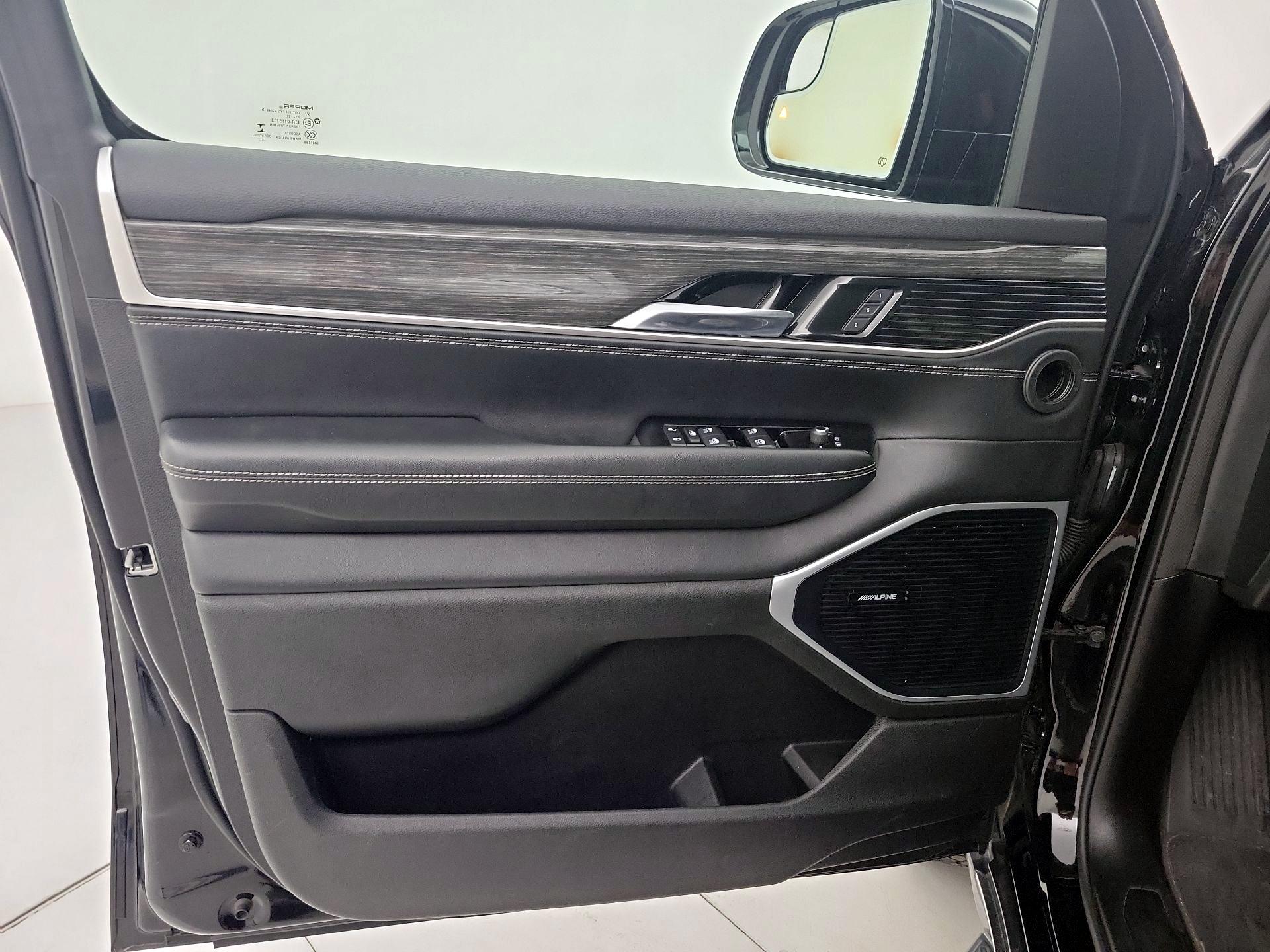 Thumbnail: 2022 Jeep Wagoneer - 12