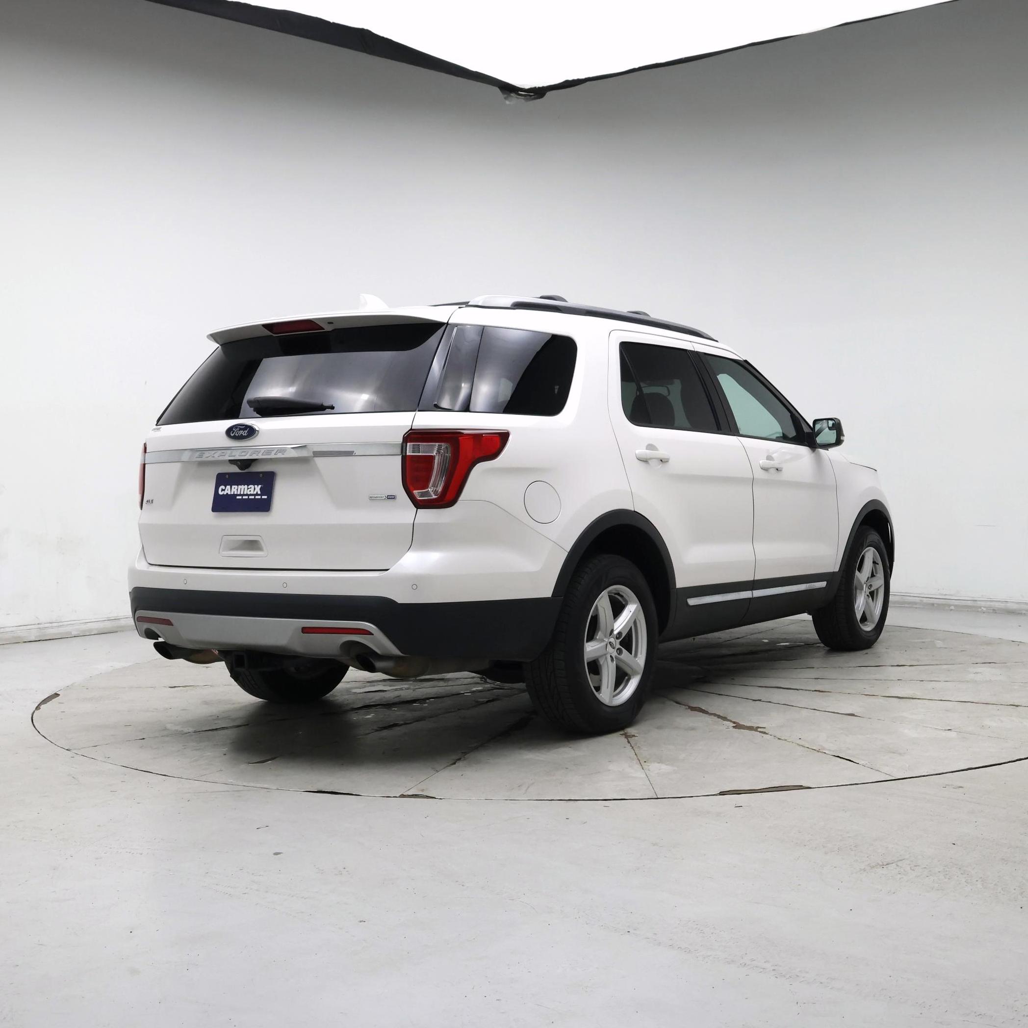 Thumbnail: 2017 Ford Explorer - 8