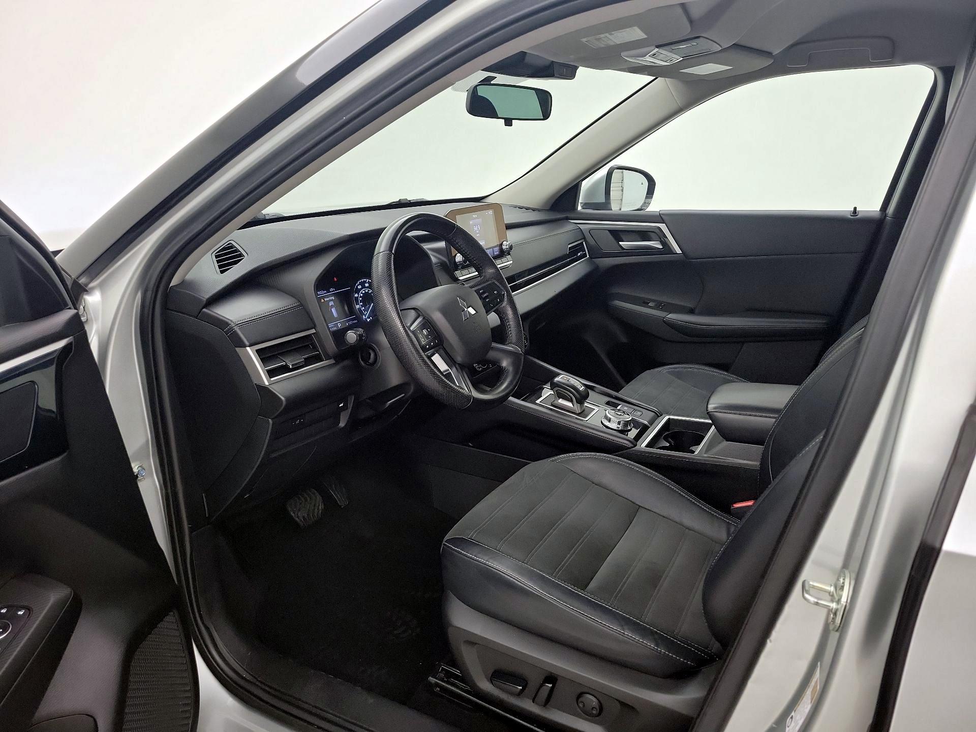 Thumbnail: 2023 Mitsubishi Outlander - 11