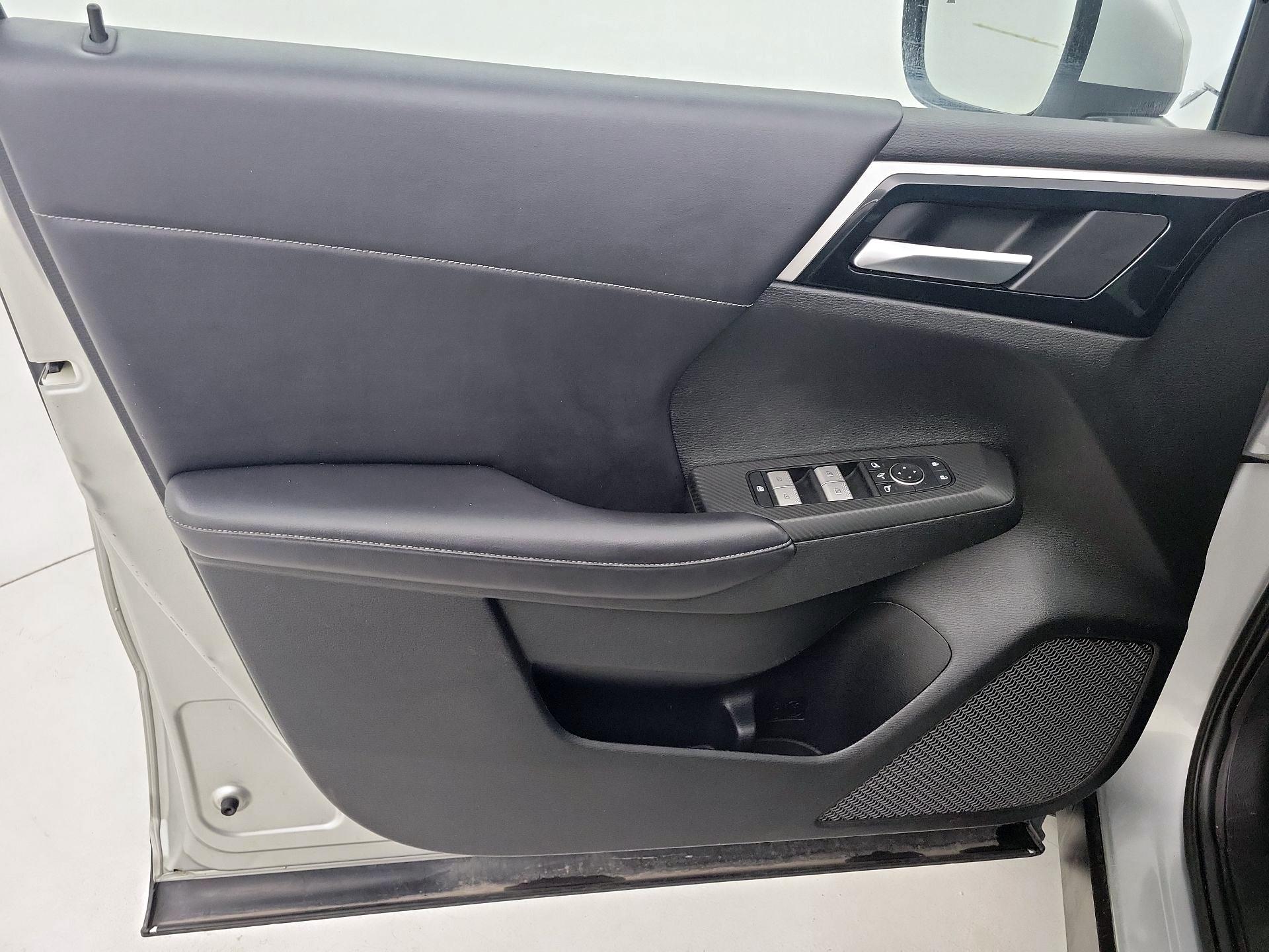 Thumbnail: 2023 Mitsubishi Outlander - 12