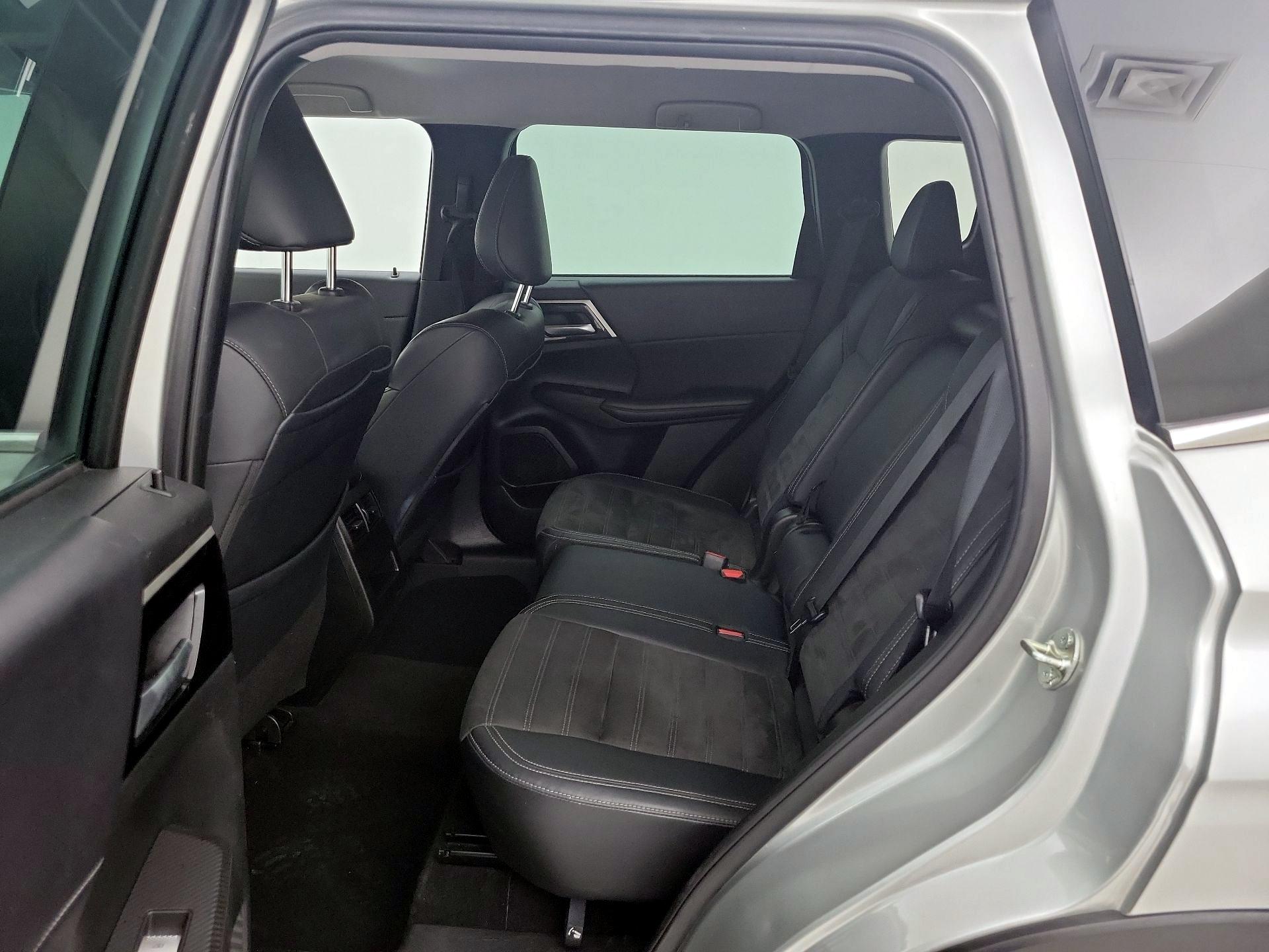 Thumbnail: 2023 Mitsubishi Outlander - 19