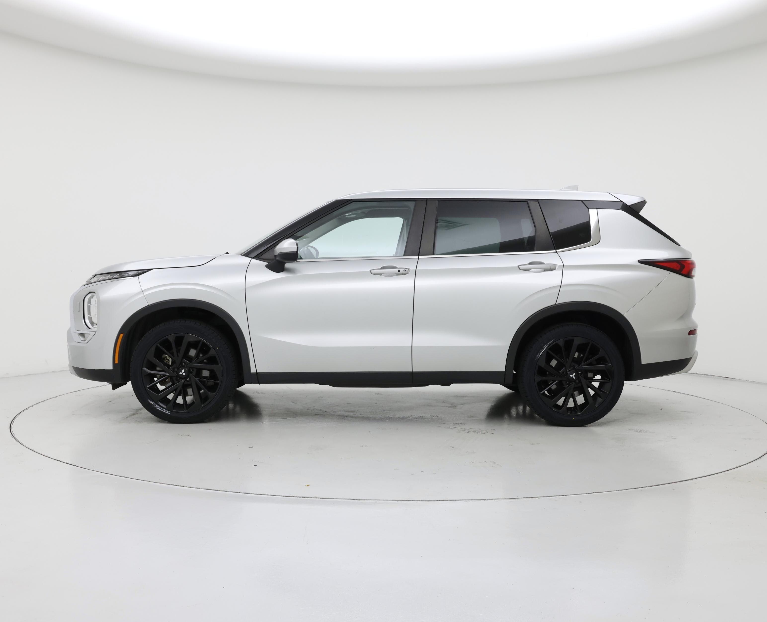 Thumbnail: 2023 Mitsubishi Outlander - 3