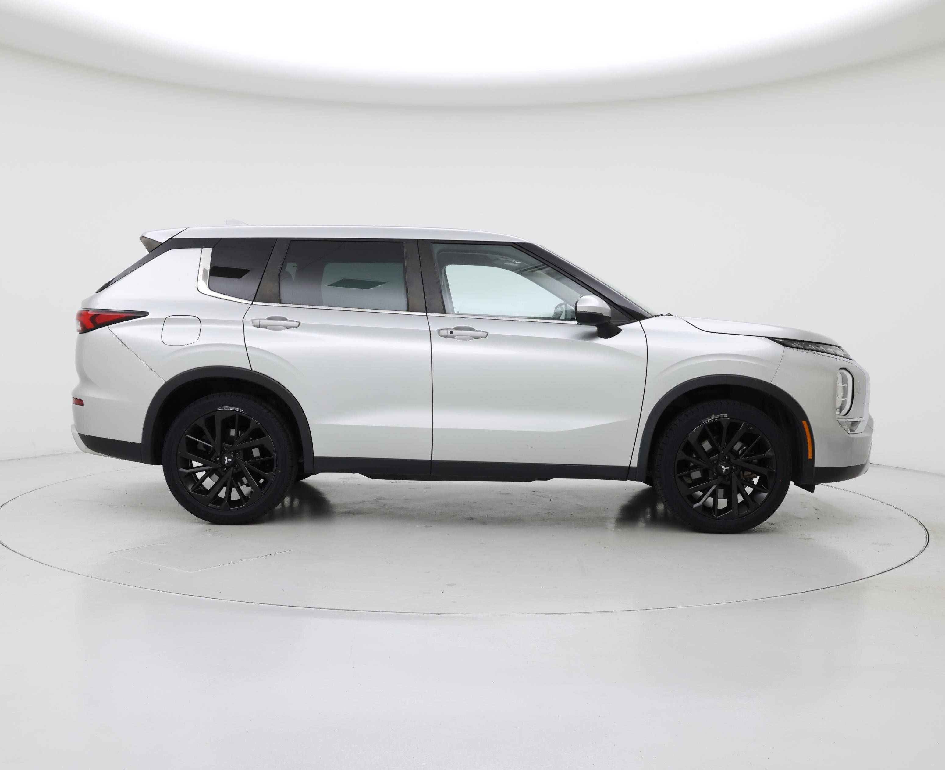 Thumbnail: 2023 Mitsubishi Outlander - 7