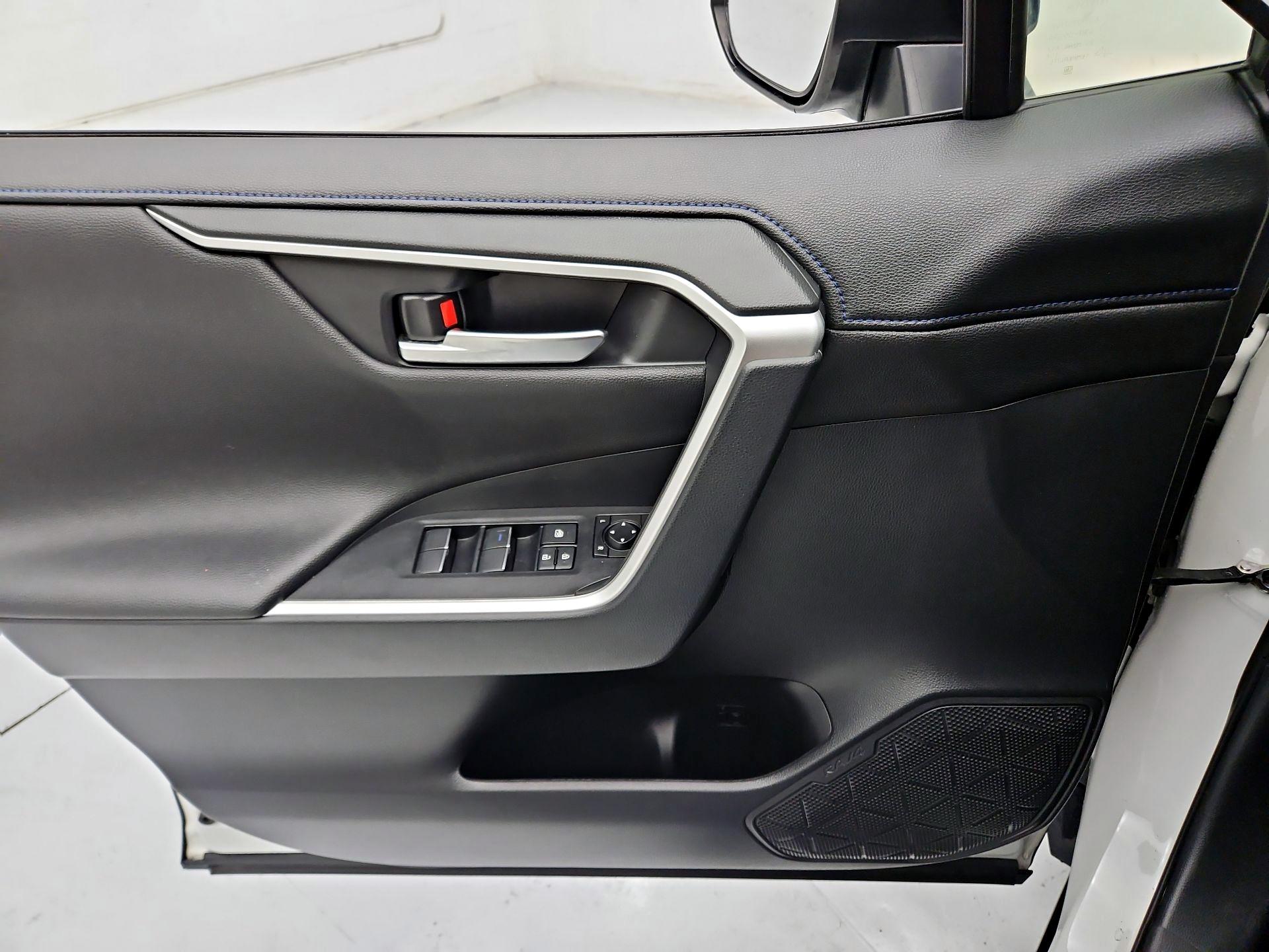 Thumbnail: 2020 Toyota RAV4 - 12