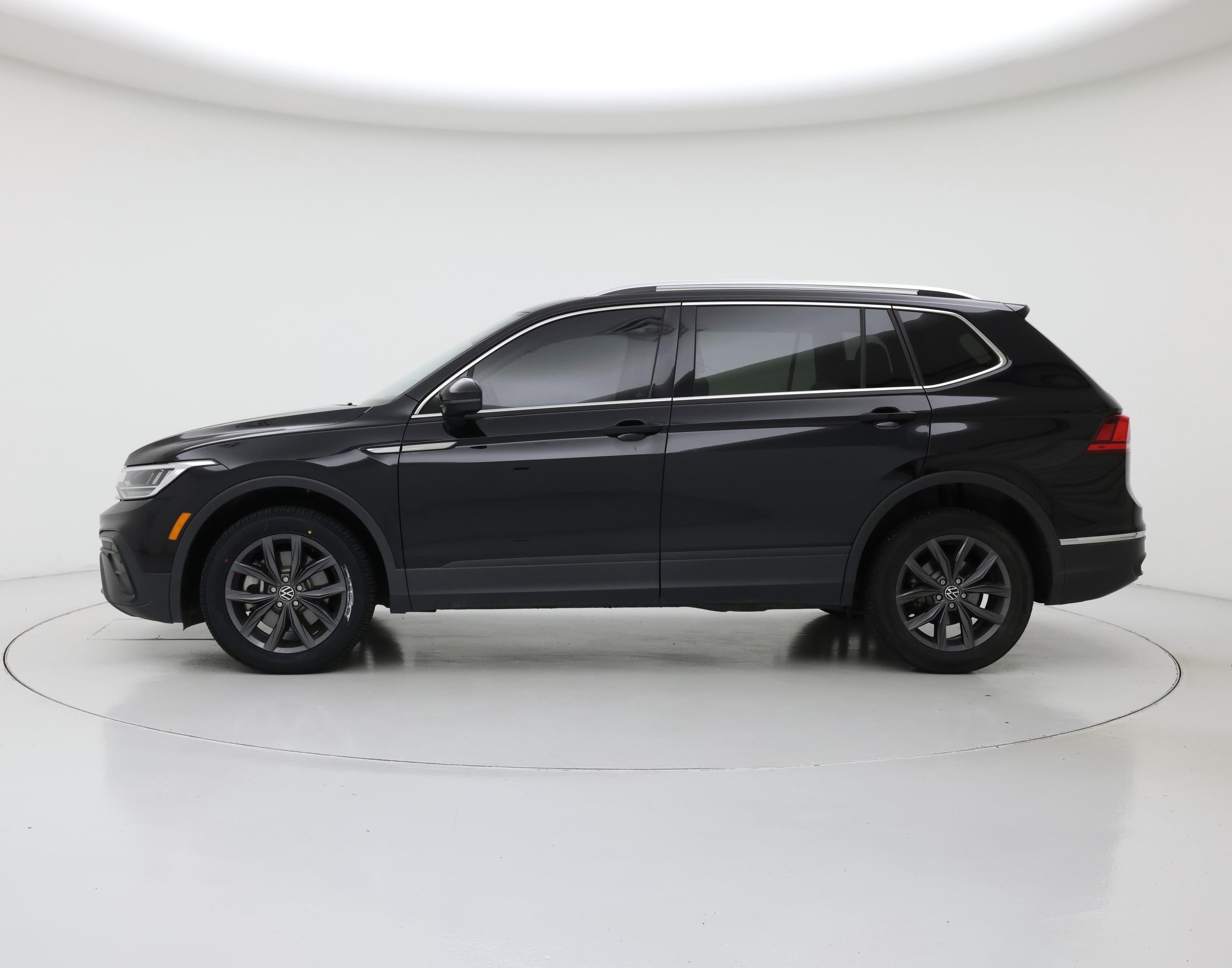 Thumbnail: 2023 Volkswagen Tiguan - 3