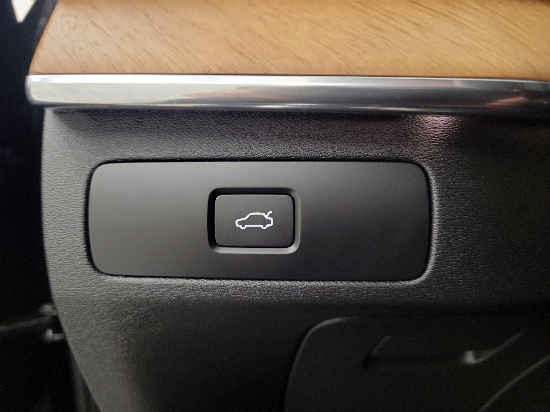 Thumbnail: 2025 Volvo XC90 - 13